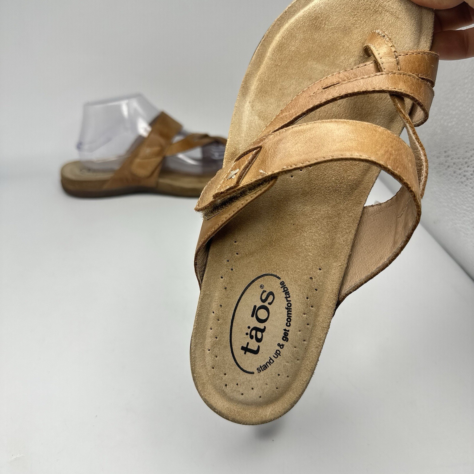 Taos Perfect Women 10 Tan Leather Strappy Toe Loop Adjustable Sandal