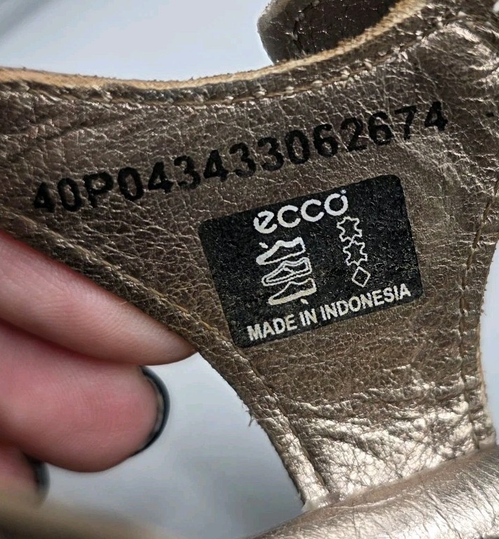 Ecco Flash Sandals Womens 40 Gold Leather T-Strap Comfort Wedge Metallic Buckle
