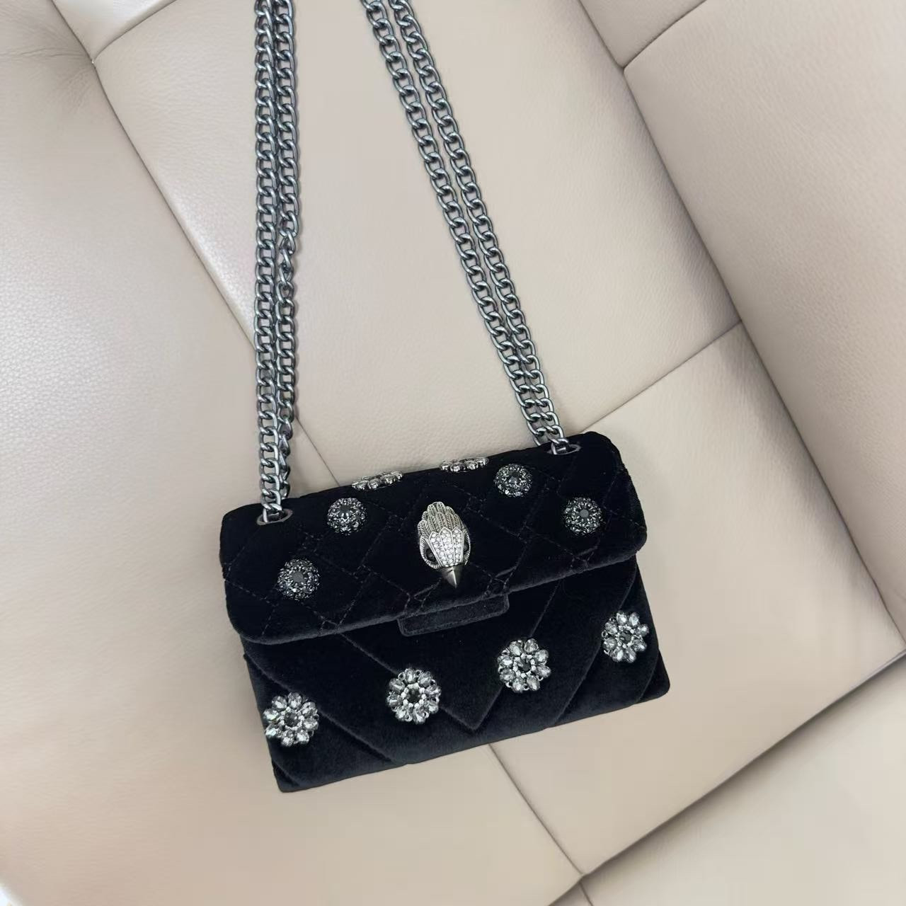 Kurt Geiger London Black Velvet Quilted Crossbody Silver Eagle Flower 20×8×15 cm