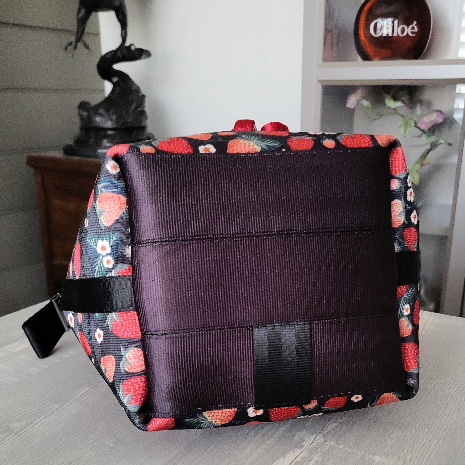 Harveys Strawberry Fields Park Hopper Crossbody Drawstring Bag Black Red EUC