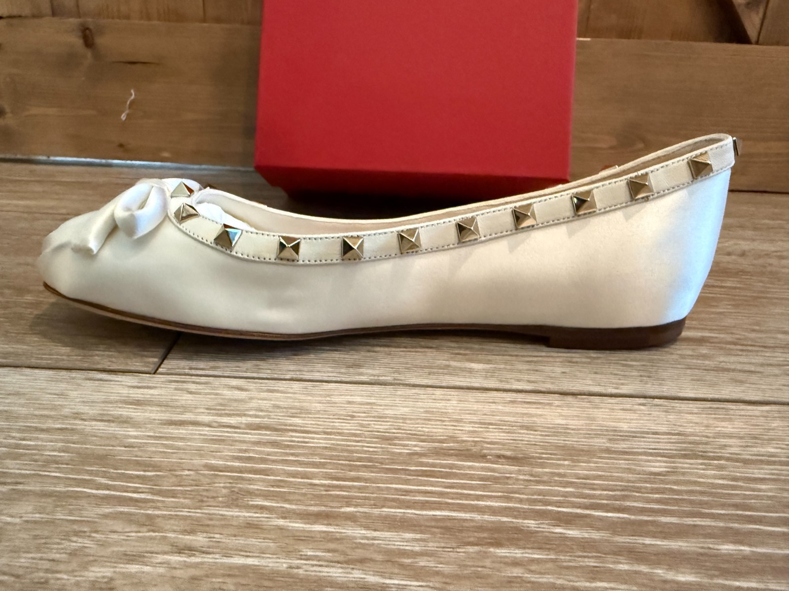NWT Valentino Garavani Rockstud Bow Ballet Flats Ivory Satin EU 40