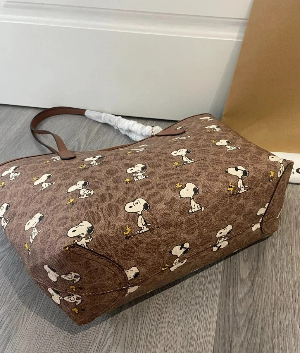 New COACH x PEANUTS CBJ89 City Tote Bag Signature Coated Canvas Snoopy Outlet