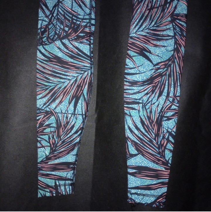 Lululemon Tight Stuff Tight in “Mini Palm Lace Tofino Teal Multi Leggings Size 6