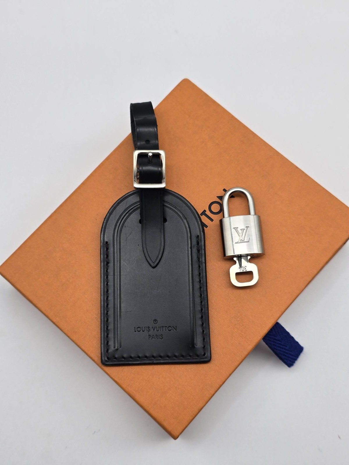 Authentic Louis Vuitton Black Luggage Tag Silver LV Padlock Key & Box