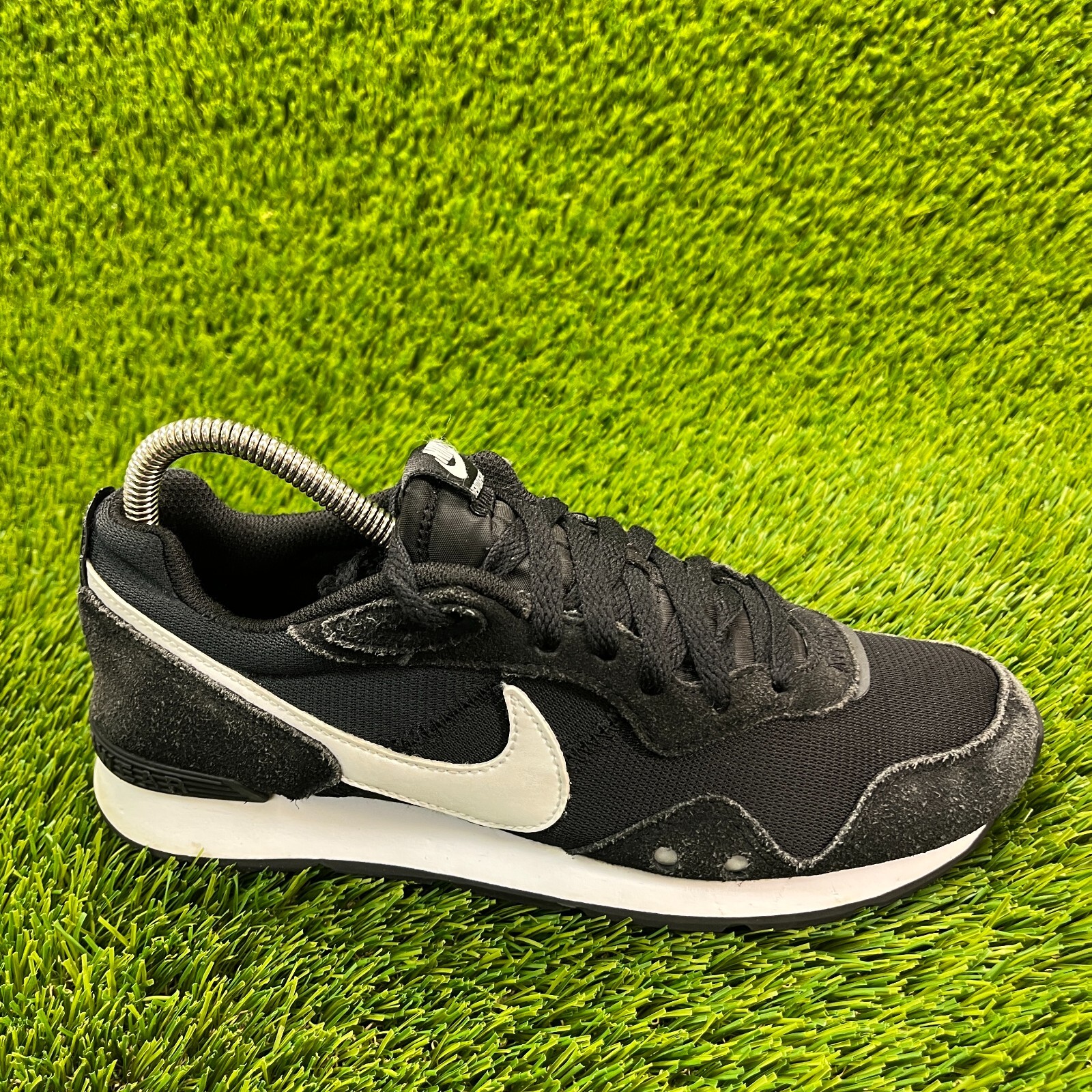 Nike Venture Runner Women Size 9 Black White Athletic Running Shoes Sneakers