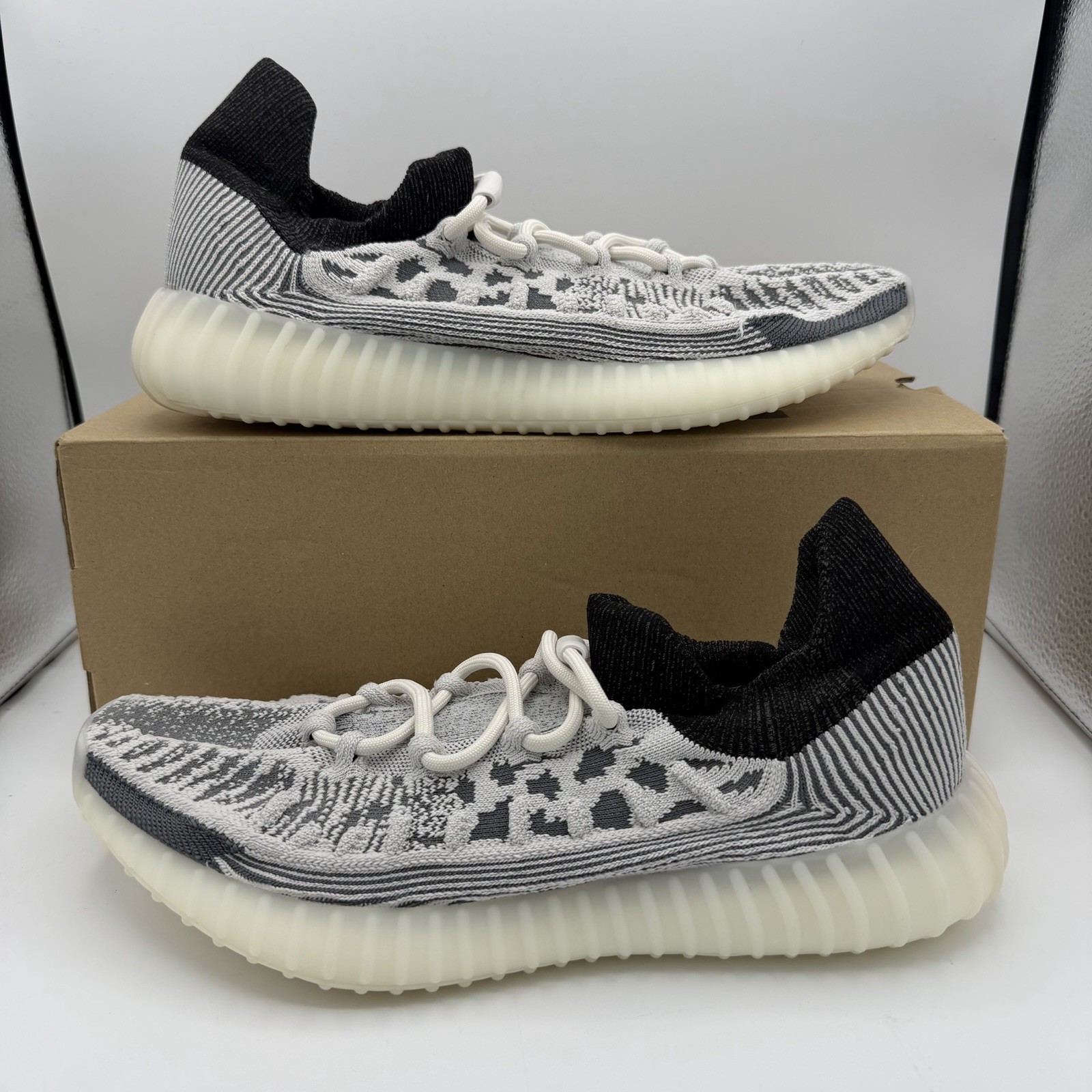 Pre-owned Adidas Yeezy Boost 350 V2 Men’s Sneakers US Size 11.5 (IG9608)