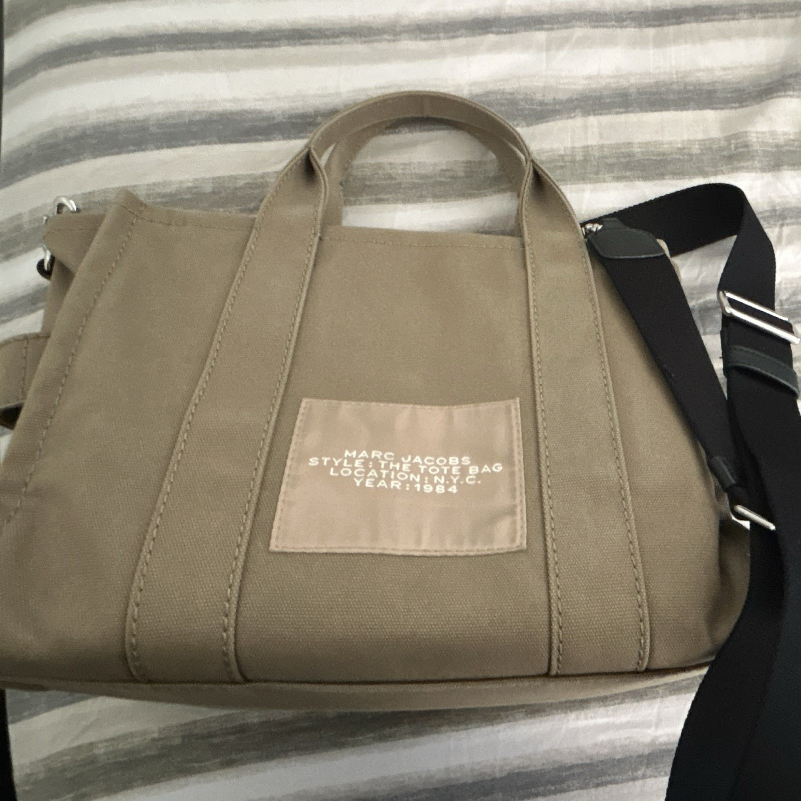 Marc Jacobs Small Beige The Tote Bag Zip Tote Detachable Strap Silver Logo