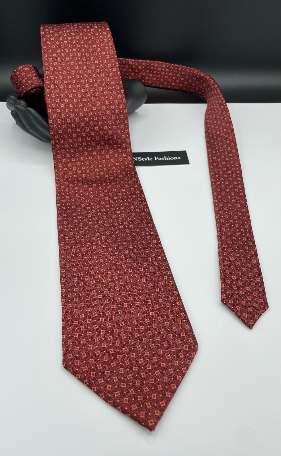 UOMO VENETTO Men’s 100% Silk Tie ~ Red ~ Geometric ~ Made Republic of Korea!