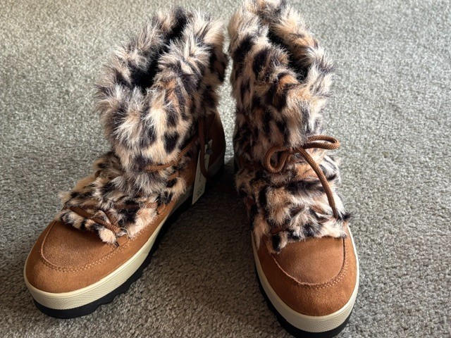 NWT WOMENS COUGAR VANITY WATERPROOF SUEDE WINTER BOOTS TAN/LEOPARD FAUX FUR 10M