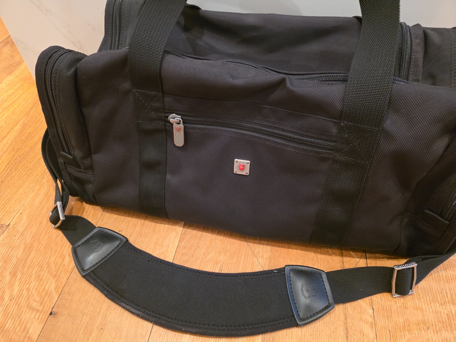 Victorinox Swiss Army NXT Black Canvas Duffle Bag Travel Luggage 20 x 10 x 10