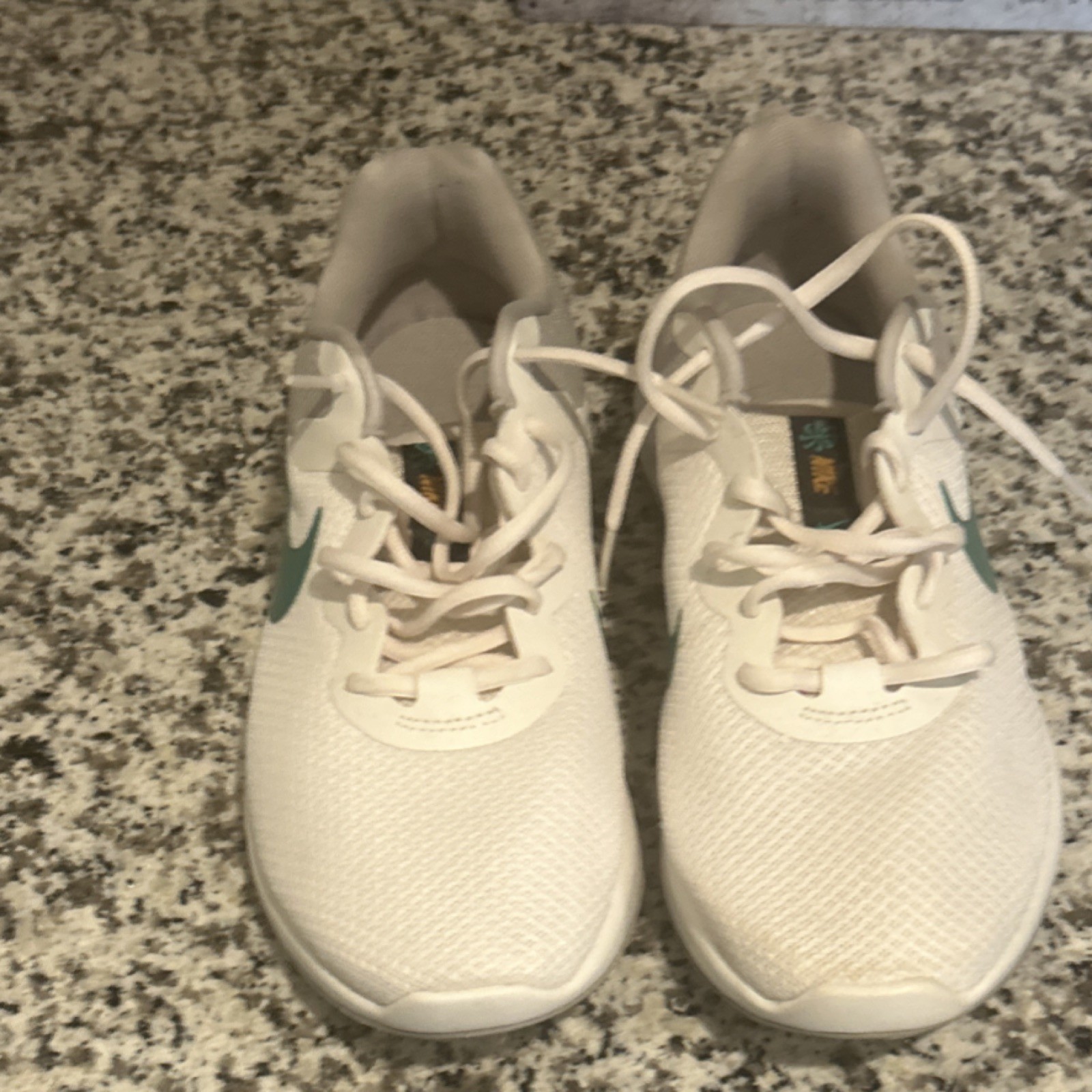 Nike White Green Black Men’s Low Top Athletic Running Shoes Lace Up