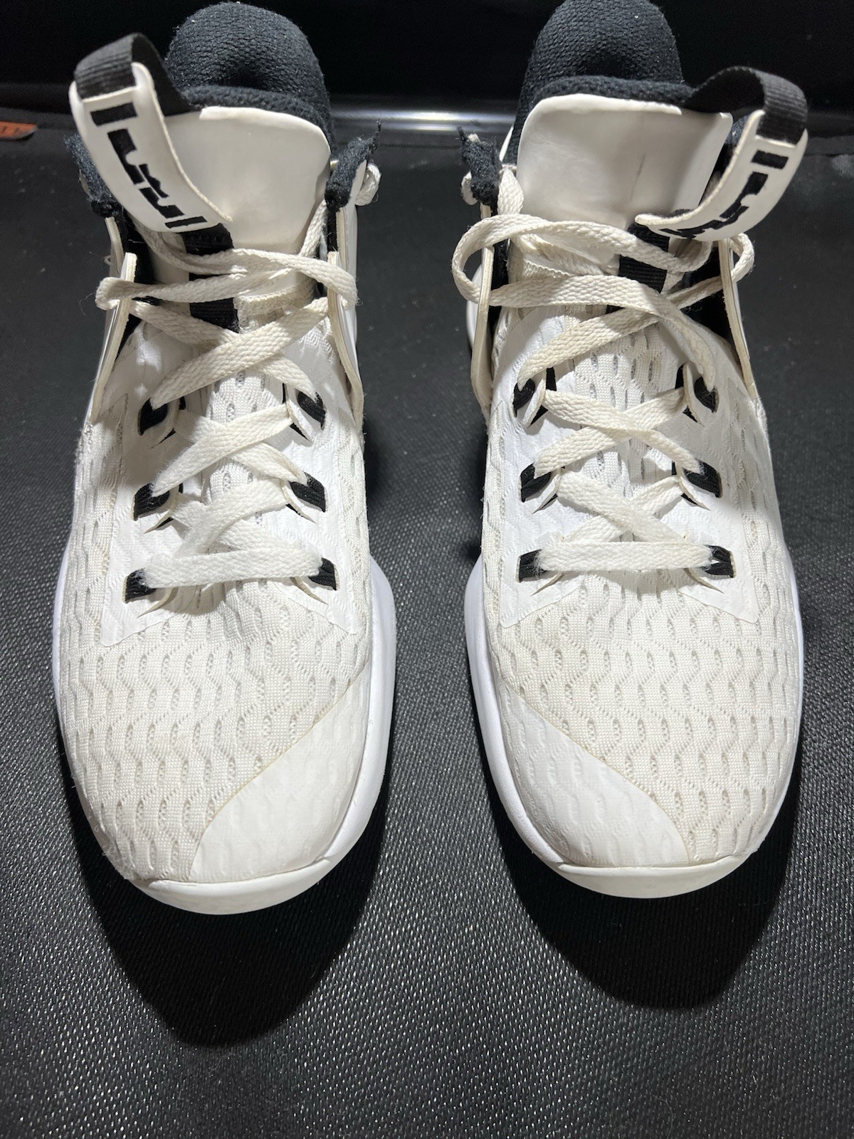 nike lebron James Men size 9 Whiteness 5 White Black Shoes Pre-Owned