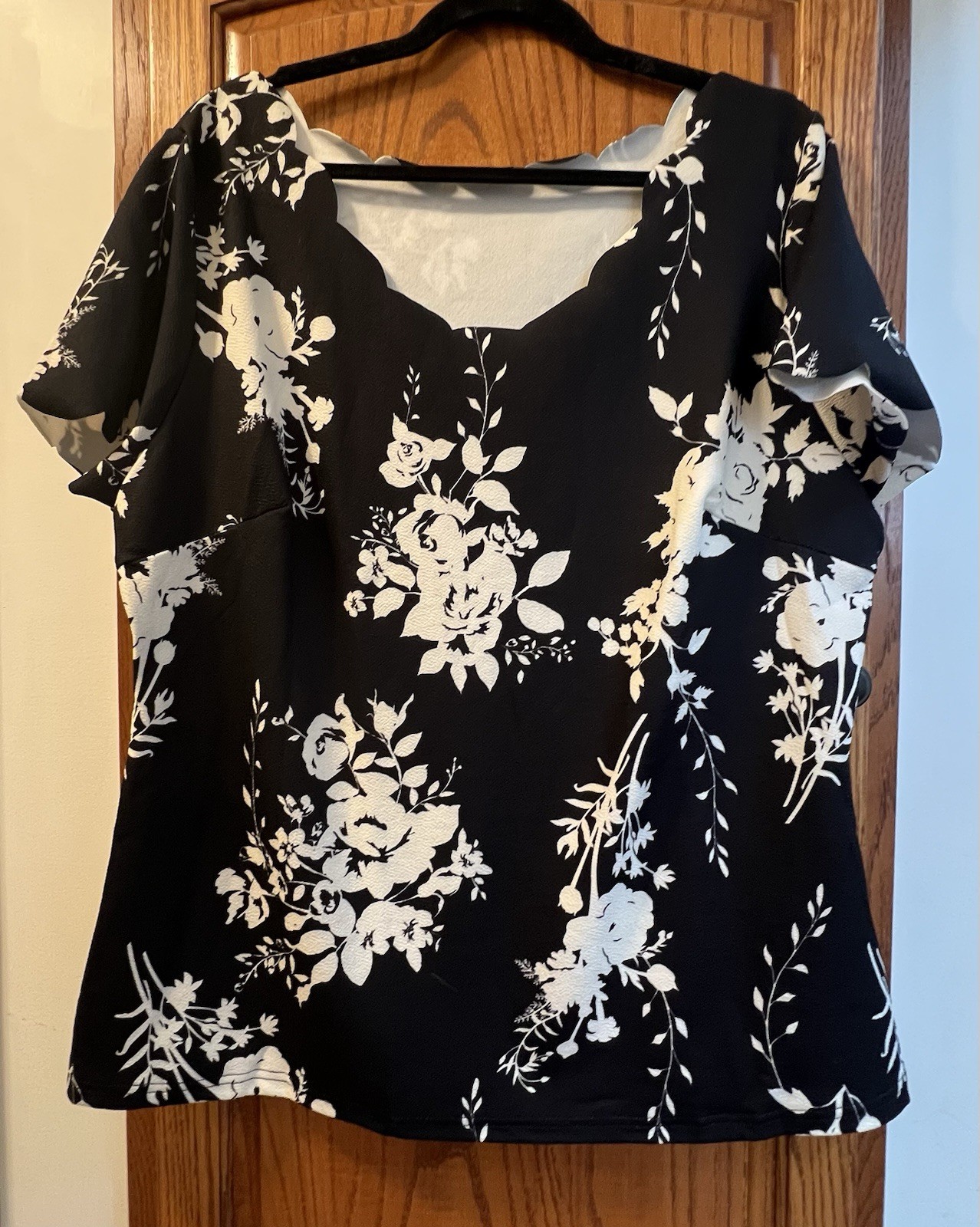 EMERY ROSE Black & White Floral Scallop Sleeve Stretch top, NWT Size (20) 4XL