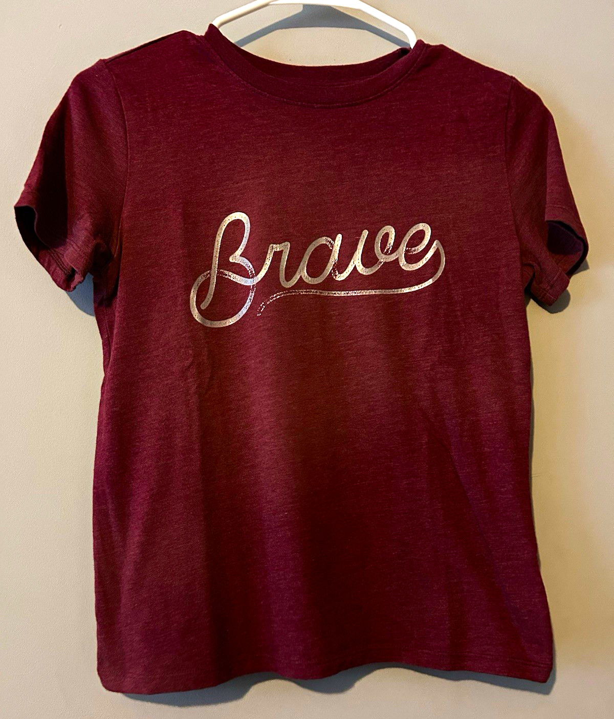 Cat & Jack Boys M (8/10) Burgundy Short Sleeve Crew Neck Brave Graphic Tee