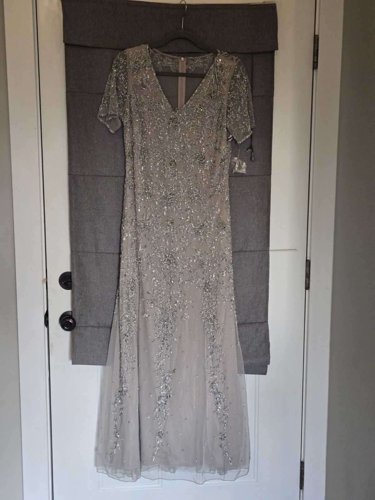 $269 Pisarro Nights Evening Gown Maxi Beaded V Neck Size 8 Silver