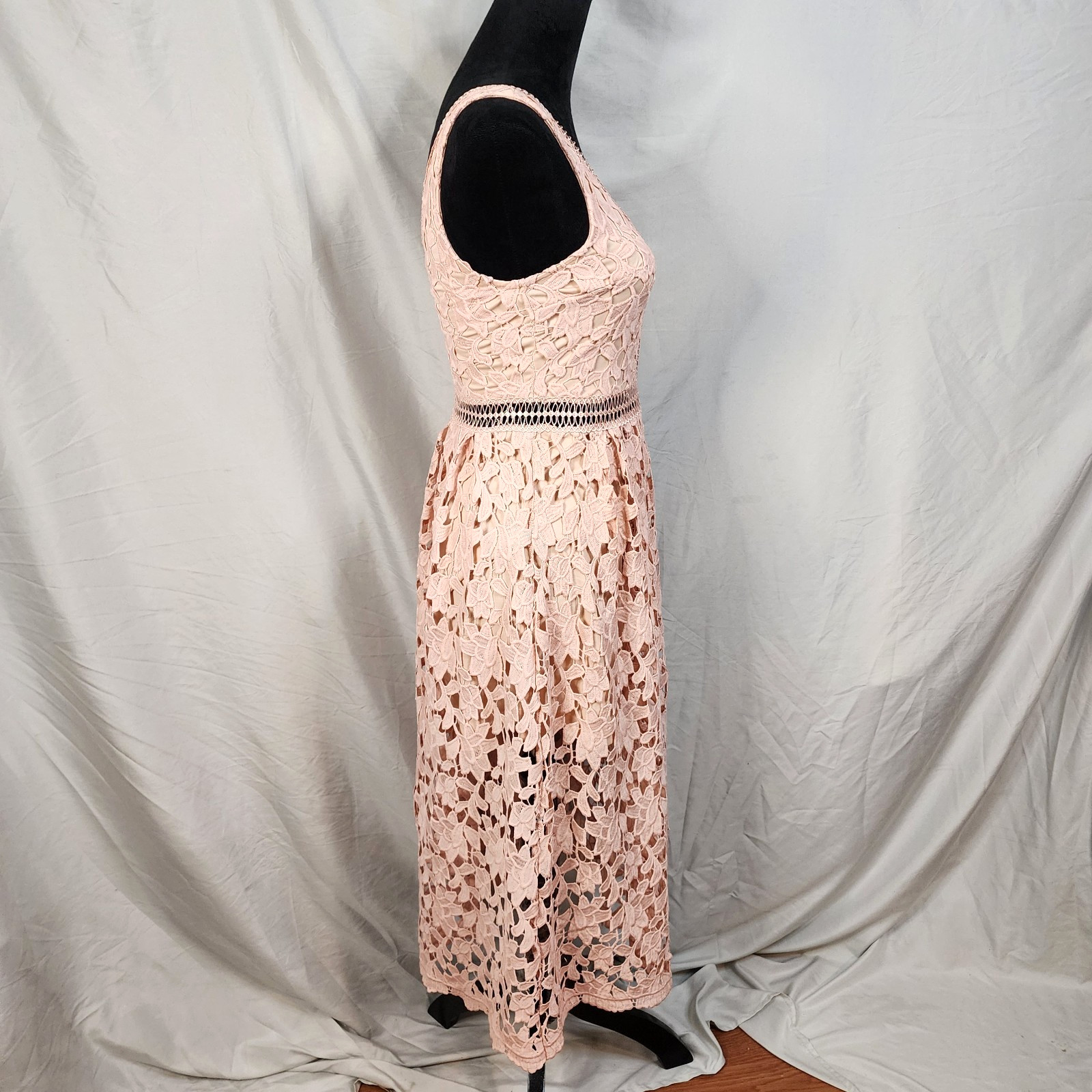 JUST ME Size Small Soft Pink Crochet Lace Sleeveless Floral Fit and Flare Dress