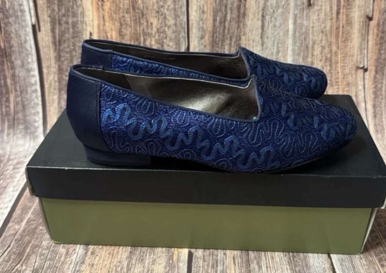 Never Worn Trotters French Blue Patterned Loafers Size 6.5W Item #PHK6953