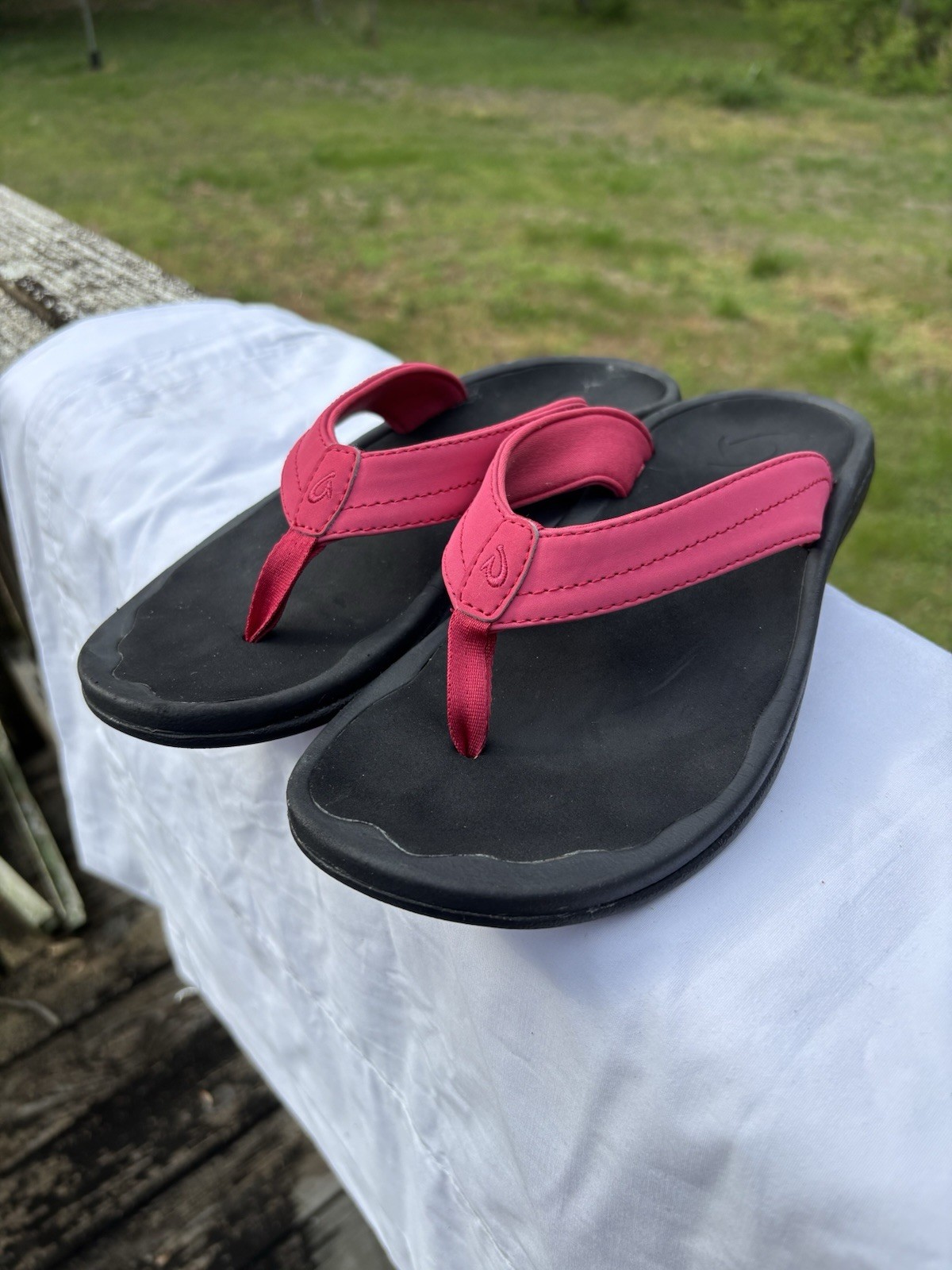 OluKai Women’s Ohana beach sandals in the Hot Pink and Black c Size 11, 10.25”