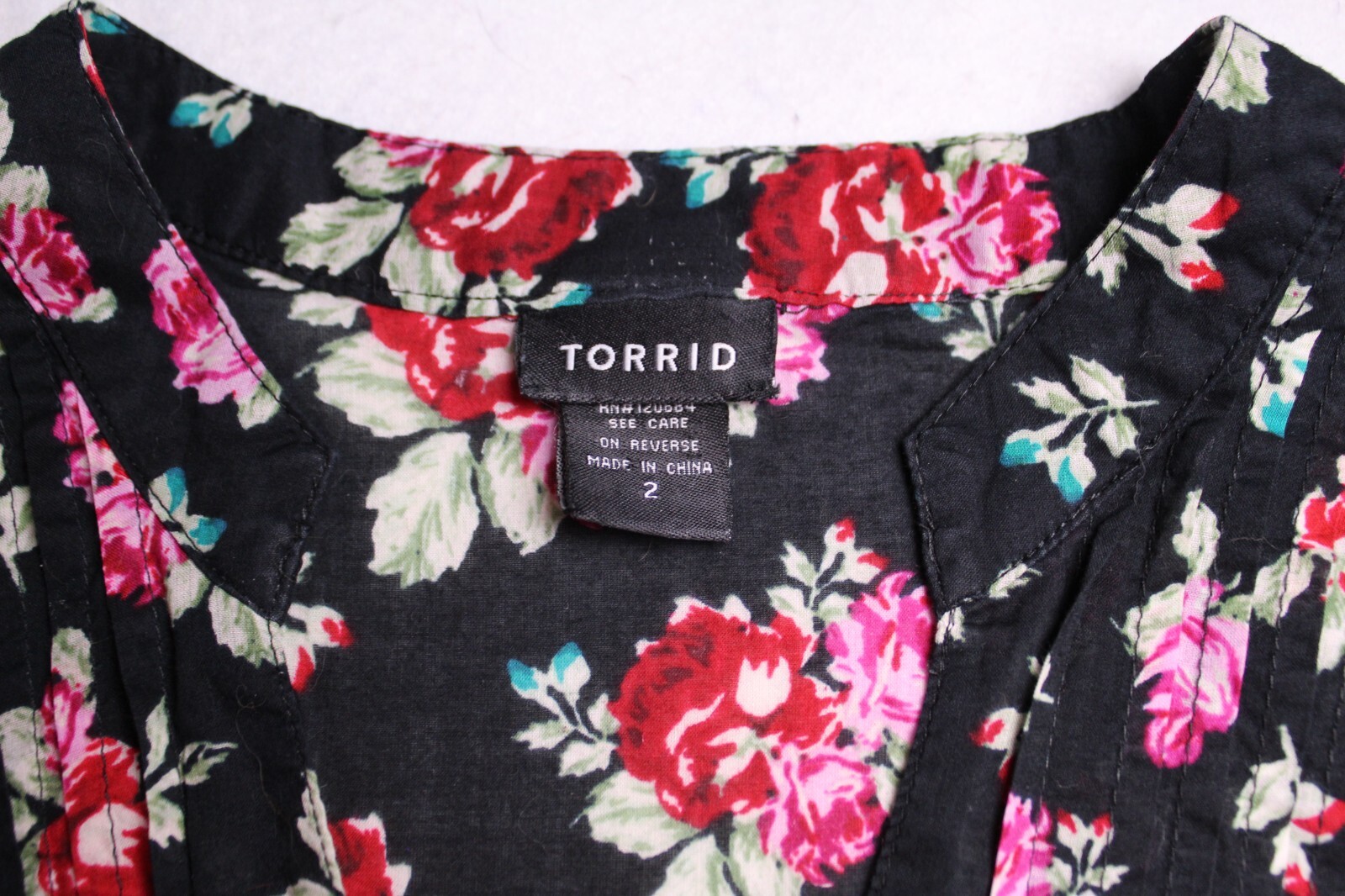 TORRID TUNIC BLOUSE ladies size 2X black red green rose print long sleeve pleats