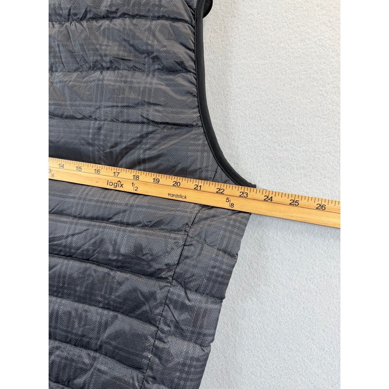Uniqlo Puffer Vest Mens Large Gray Herringbone Plaid Ultra Light Down Sleeveless