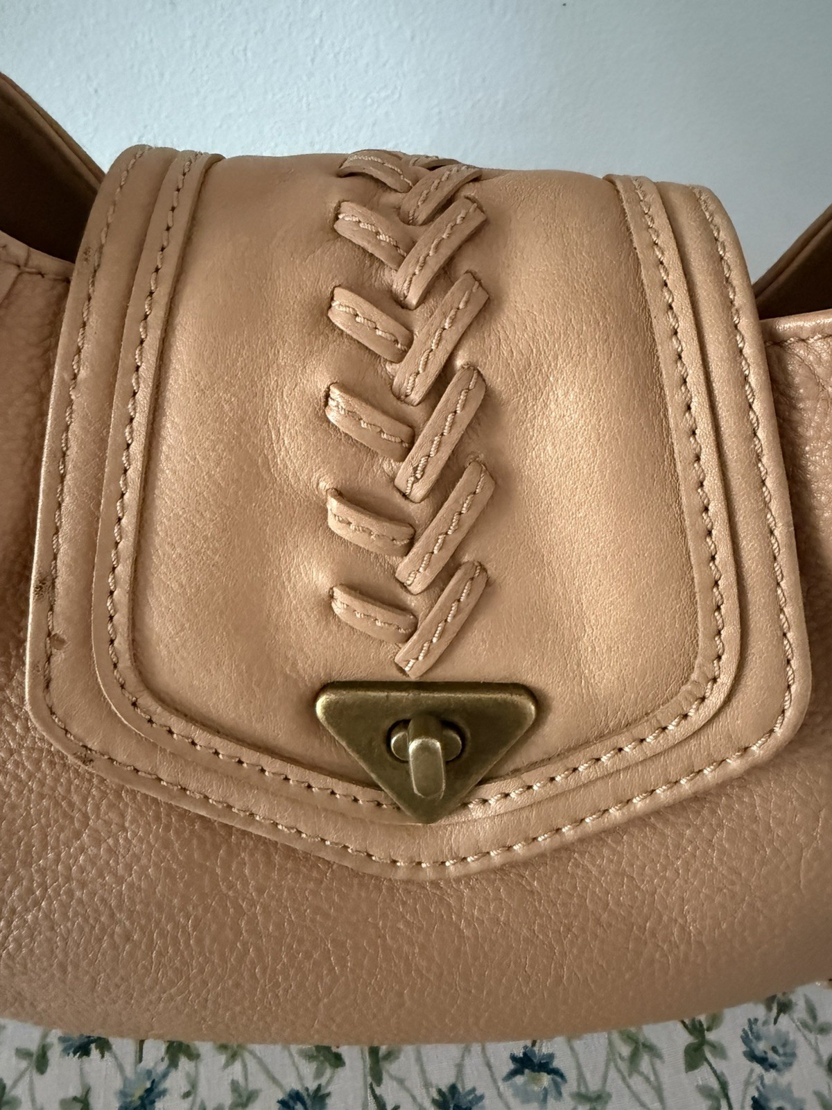 Vintage Wilsons Leather Y2K Light Brown Pebbled Whipstitch Turn Lock Flap Bag