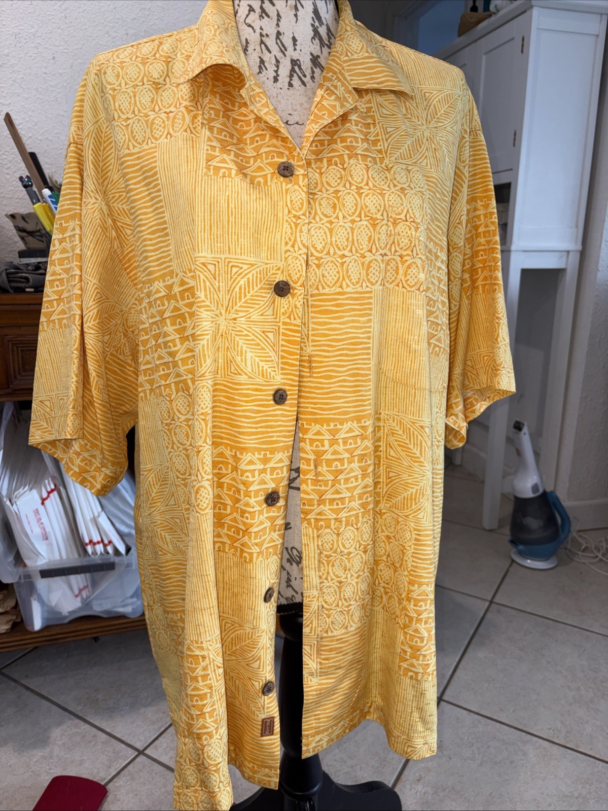 Tommy Bahama Shirt Men’s Large Yellow Pineapple Silk Camp Short Sleeve