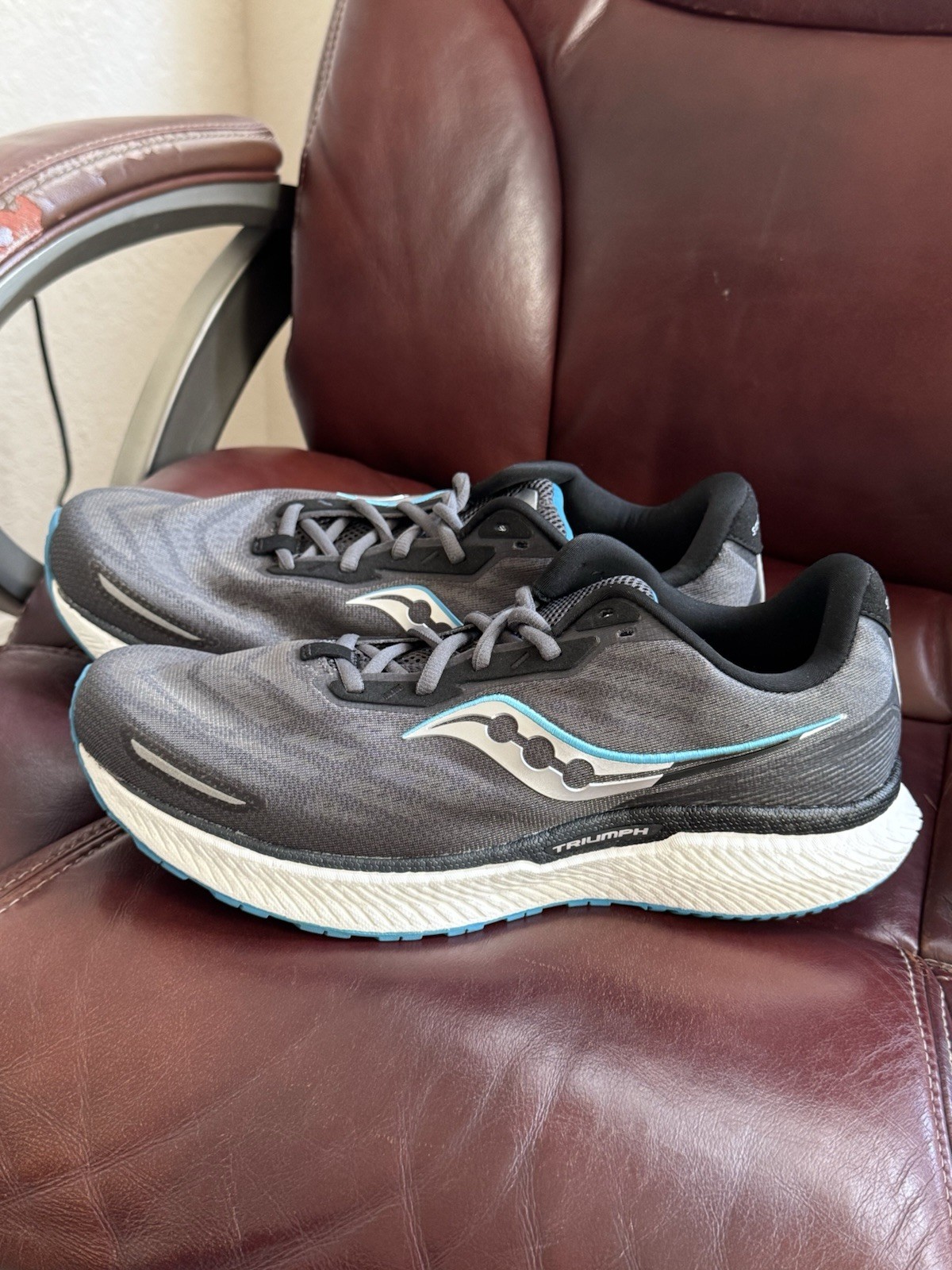 Saucony Triumph Men’s Running Sneaker Lace Up Low Top Rubber Sole Gray/Blue