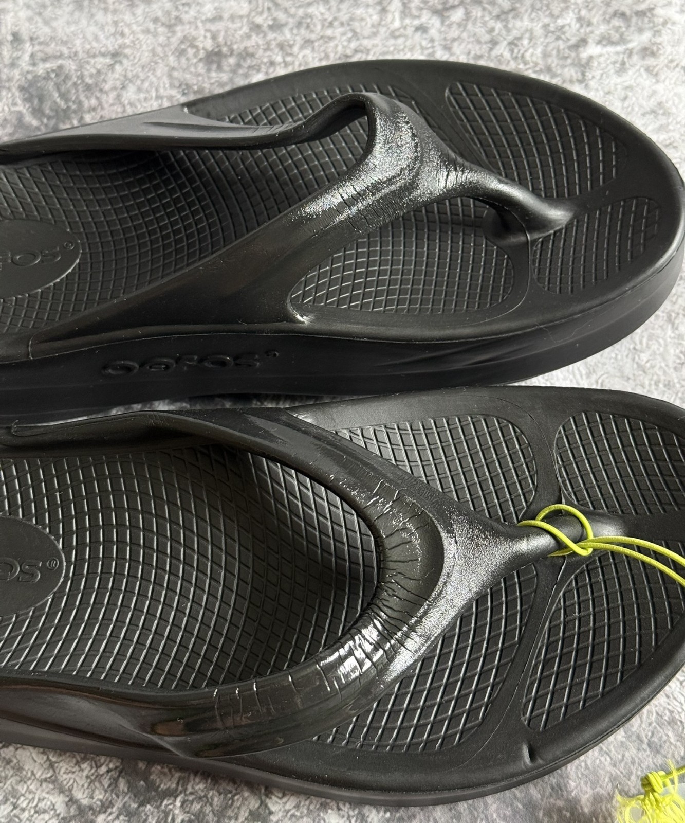 OOFOS Women’s OOmega Oolala Thong Sandal Black W6 EU37