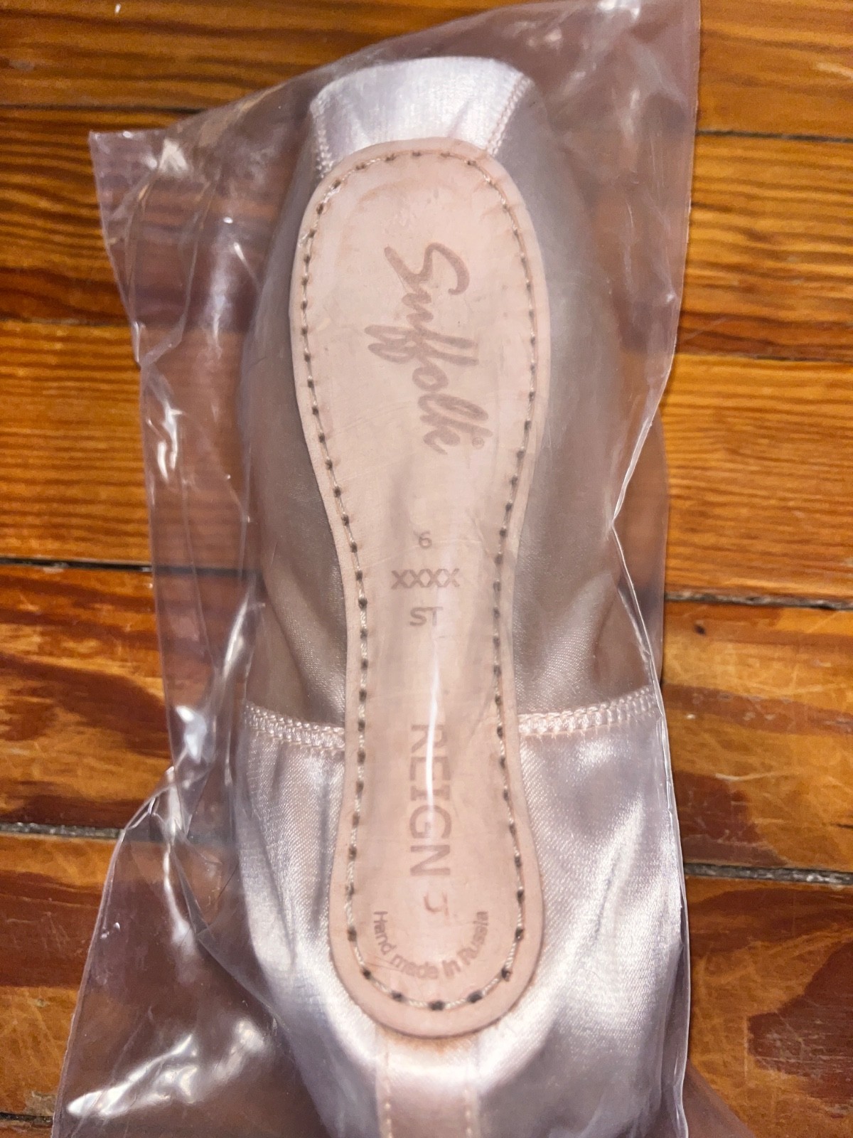 New Suffolk Reign Pointe Shoes (Size 6 4x, ST)