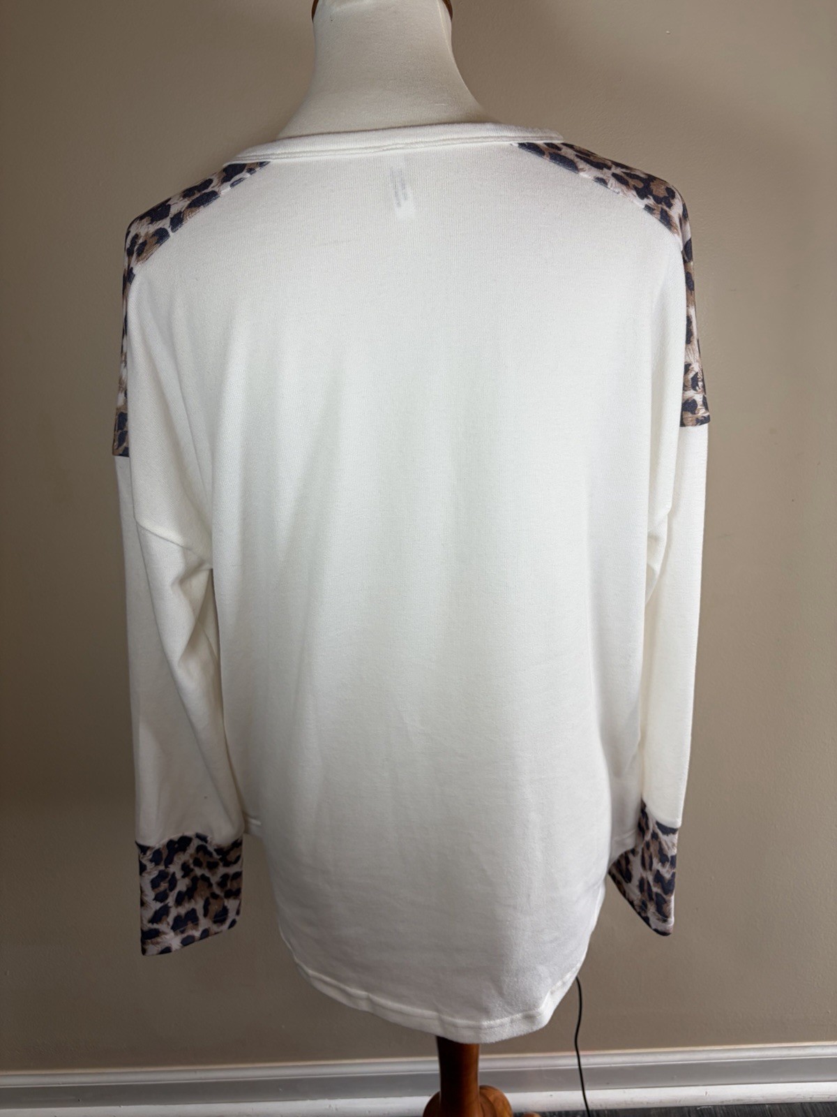 White Knit Long Sleeve Crew Neck Leopard Print Button Accent Top Size Regular