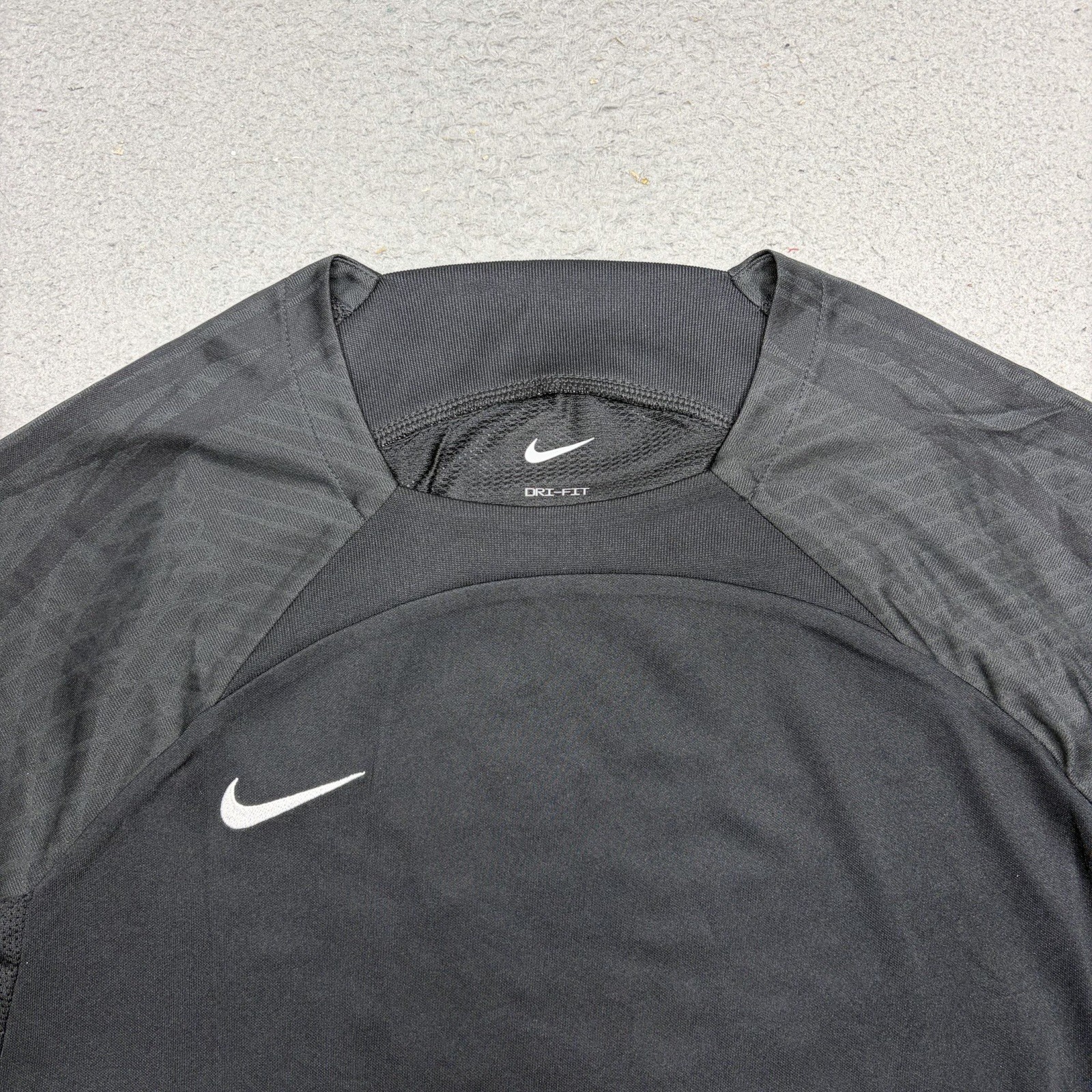 Nike Strike III Soccer Jersey Shirt Men’s Large Dri-FIT Slim Fit DR0890-010