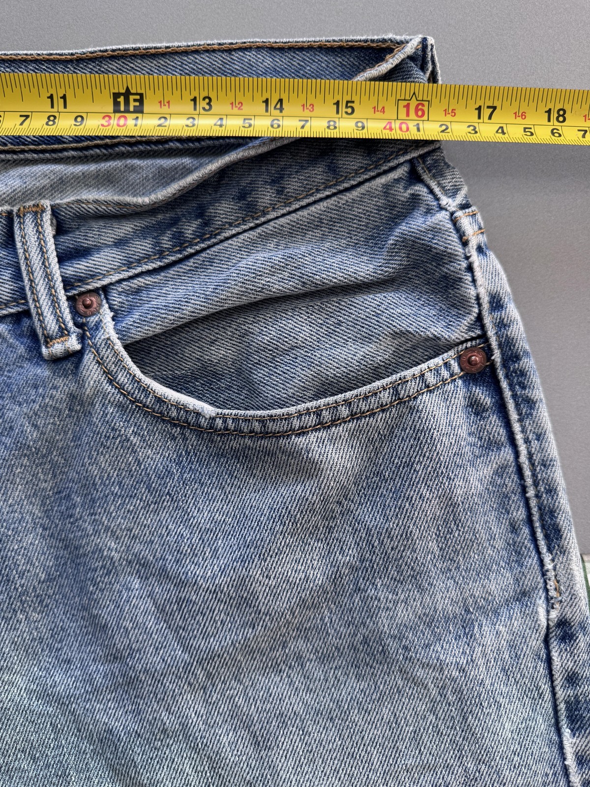 Levi’s 550 Mens Jeans W32xL28 Blue Light Wash Relaxed Tapered Fit Retro