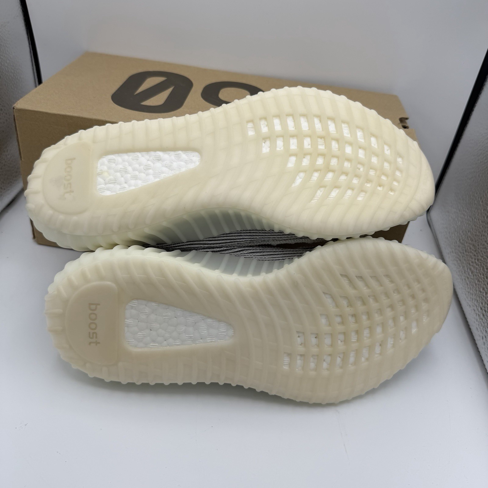 Pre-owned Adidas Yeezy Boost 350 V2 Men’s Sneakers US Size 11.5 (IG9608)