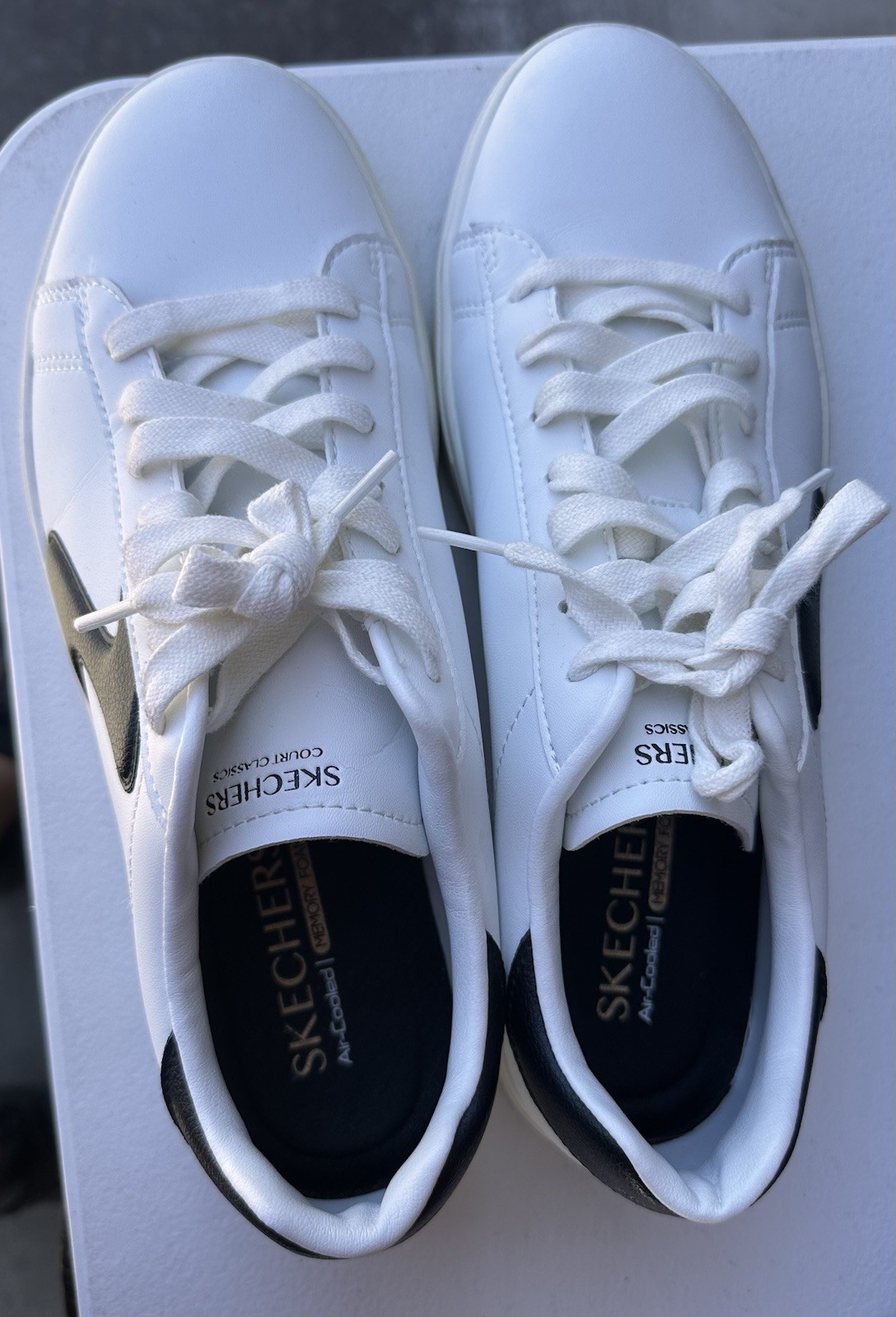 Skechers Court Classics Women’s White Sneaker Shoes Black Trim Size 10
