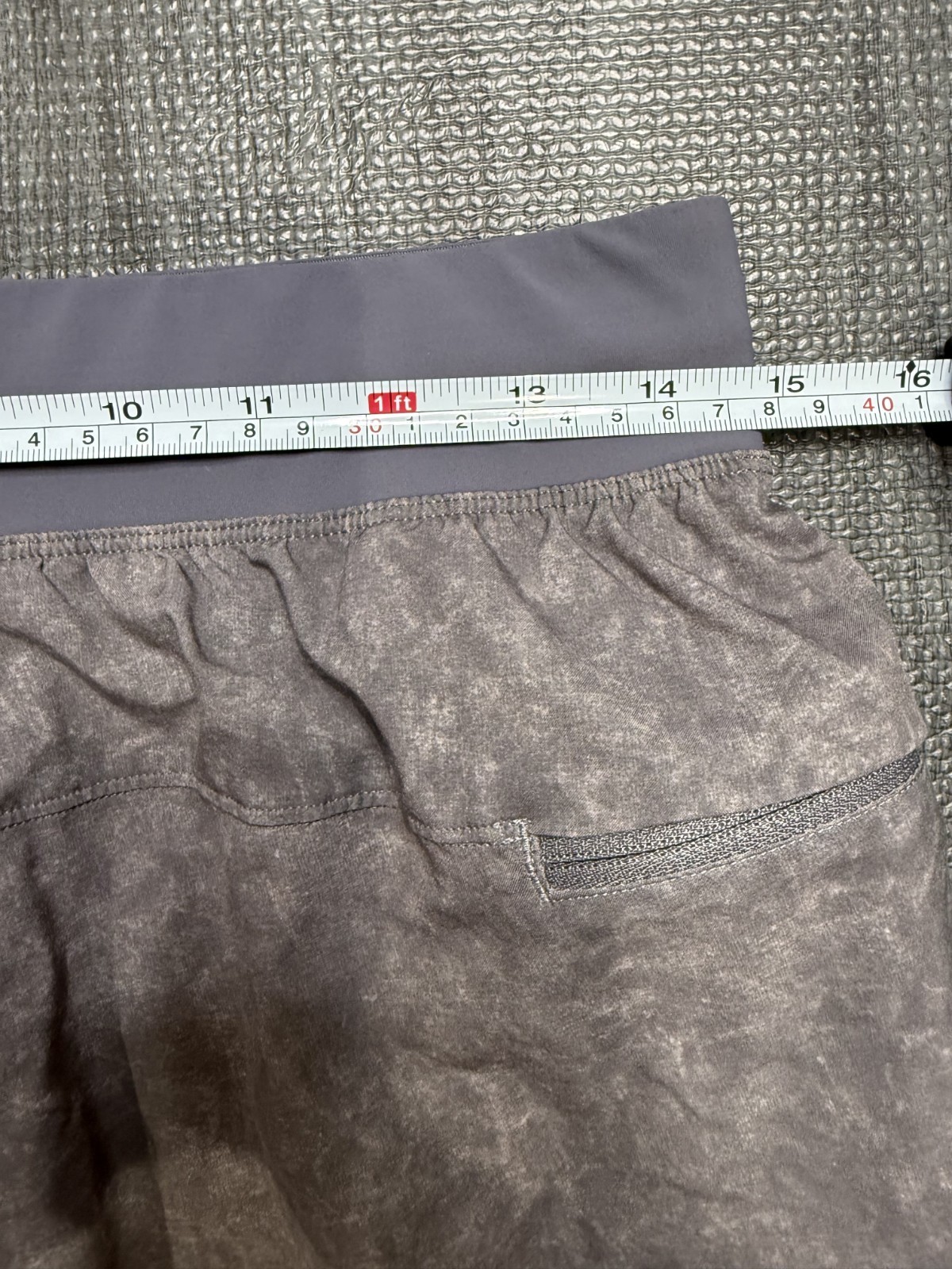 EUC – Lululemon Mens T.H.E Shorts *Size MEDIUM* *Gravel Dust Asphalt Grey*