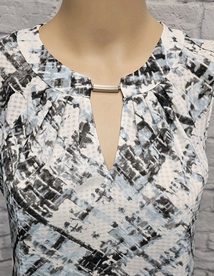JONES NEW YORK S HIGH NECK METAL KEYHOLE CUT OUT PLEATED GEO CHECK CHIFFON TOP