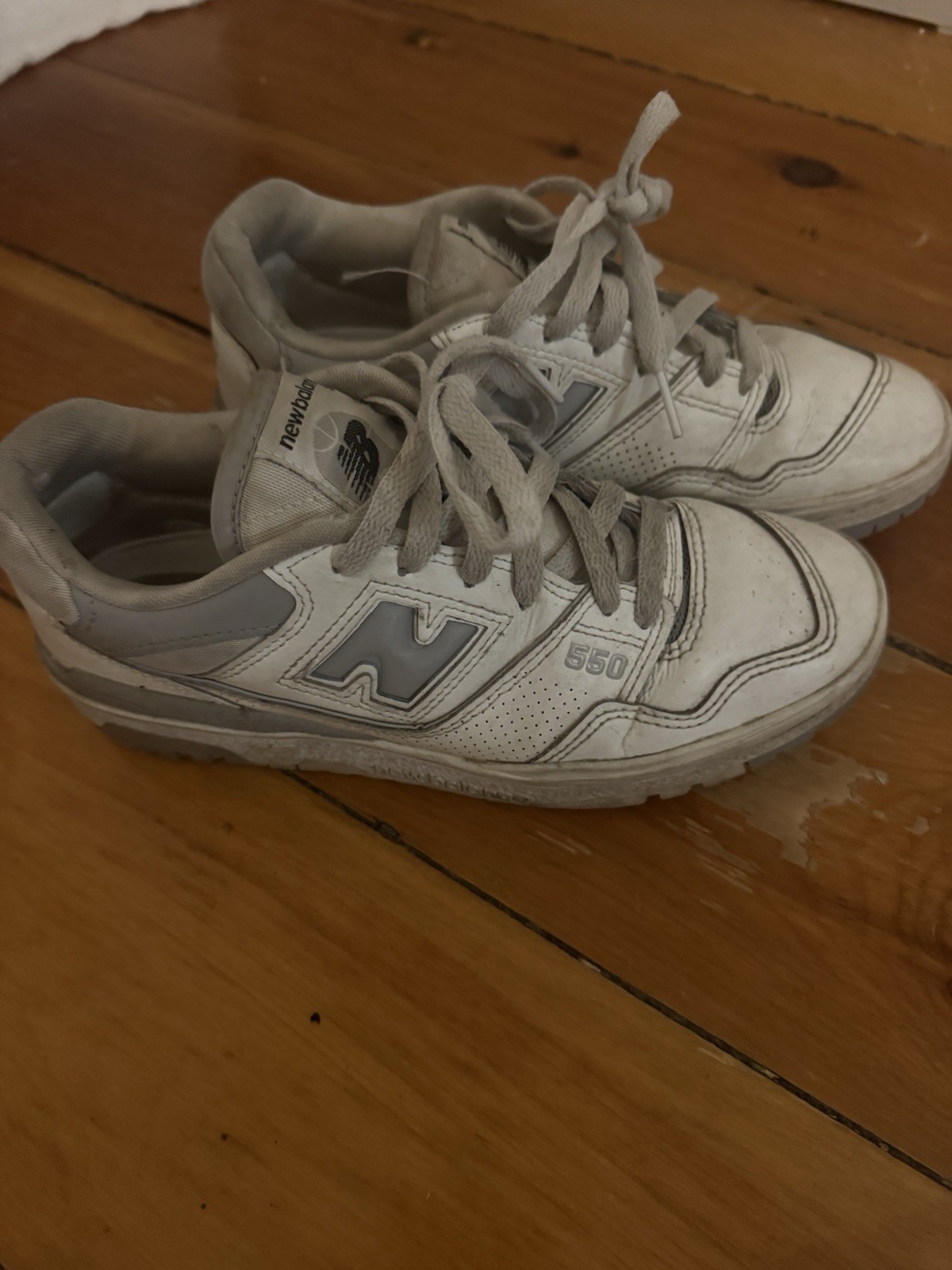 New Balance 550 Women’s Size 8 Gray And White Sneakers