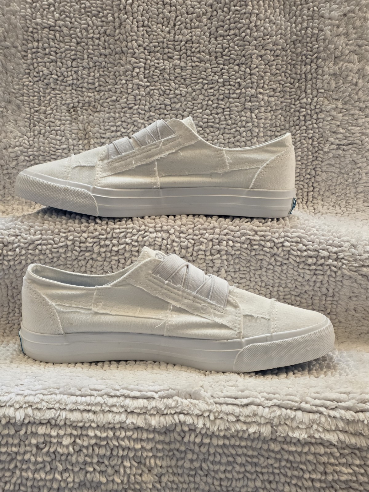 Blowfish Malibu Distressed Fringe White Womens 8.5 Slip On Sneakers Casual NEW