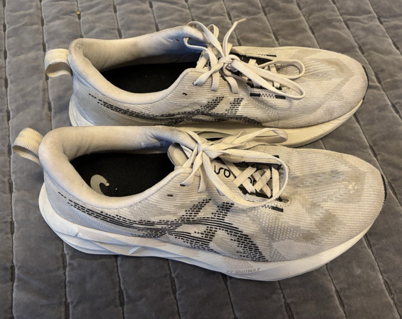 ASICS Novablast 5 Mens 10 US Oatmeal Black Athletic Running Shoes 1011B974