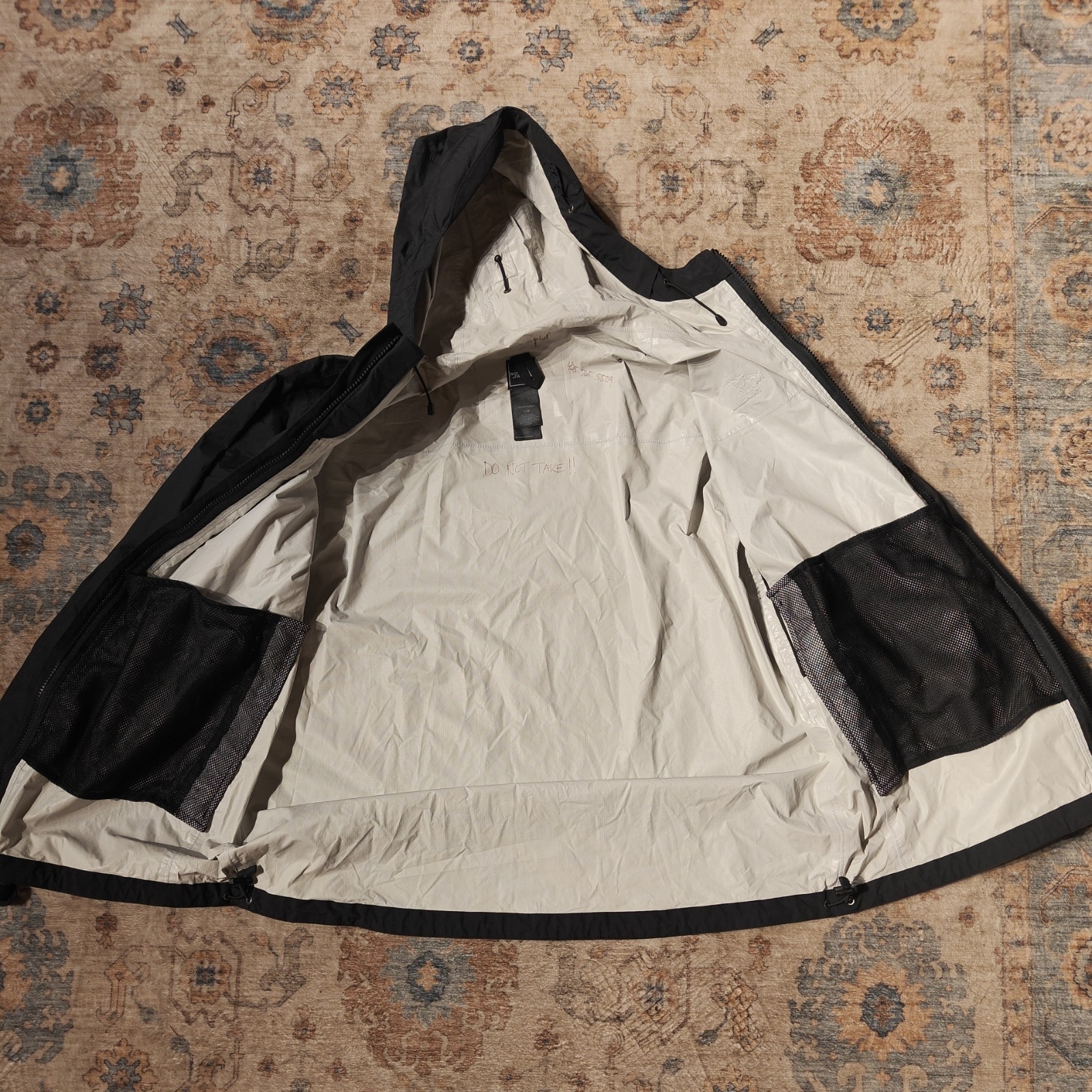 The North Face HyVent 2.5L Rain Jacket Mens L Black Hooded Waterproof Shell