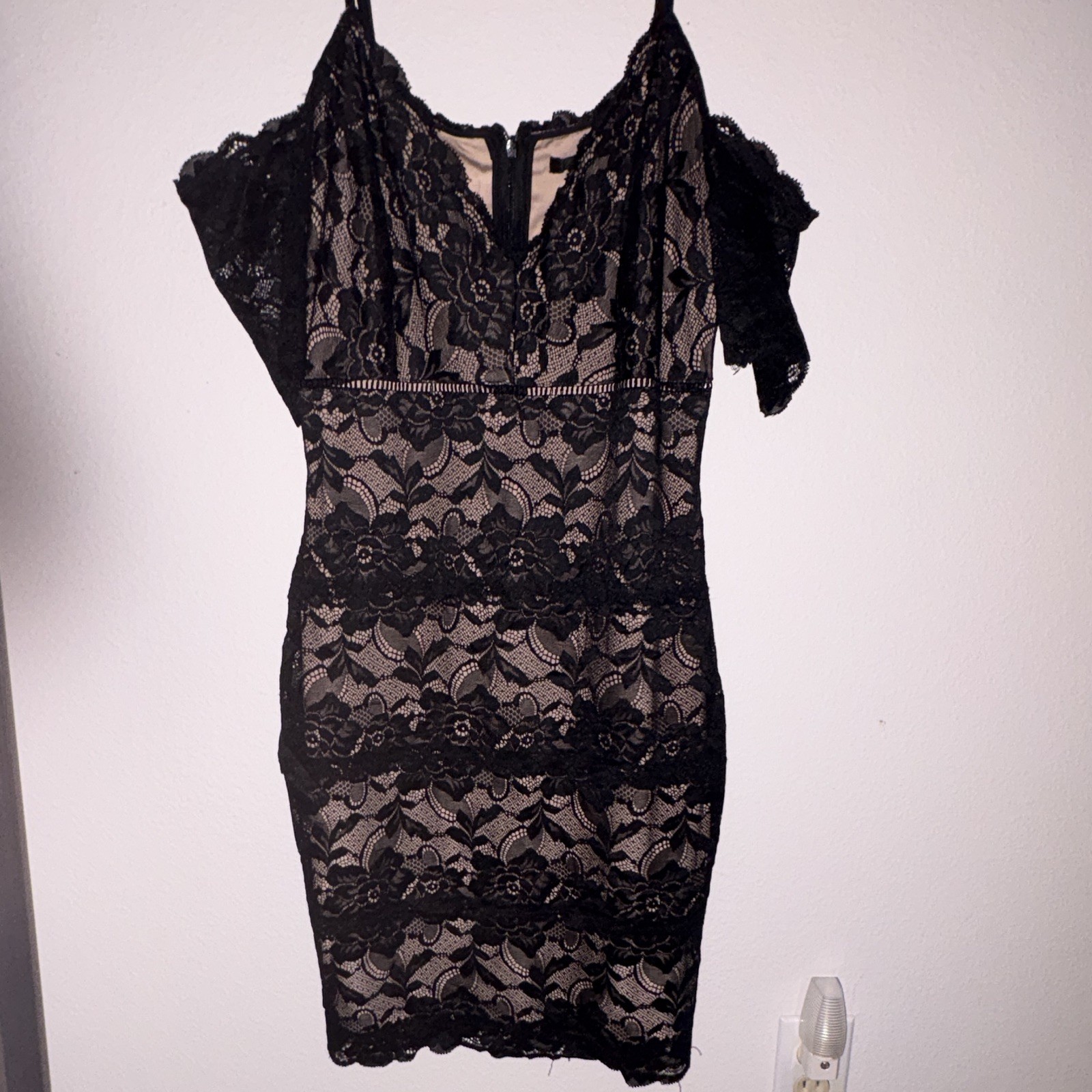 GUESS Black Floral Lace Bodycon Dress S V-Neck Cold Shoulder Short Zip