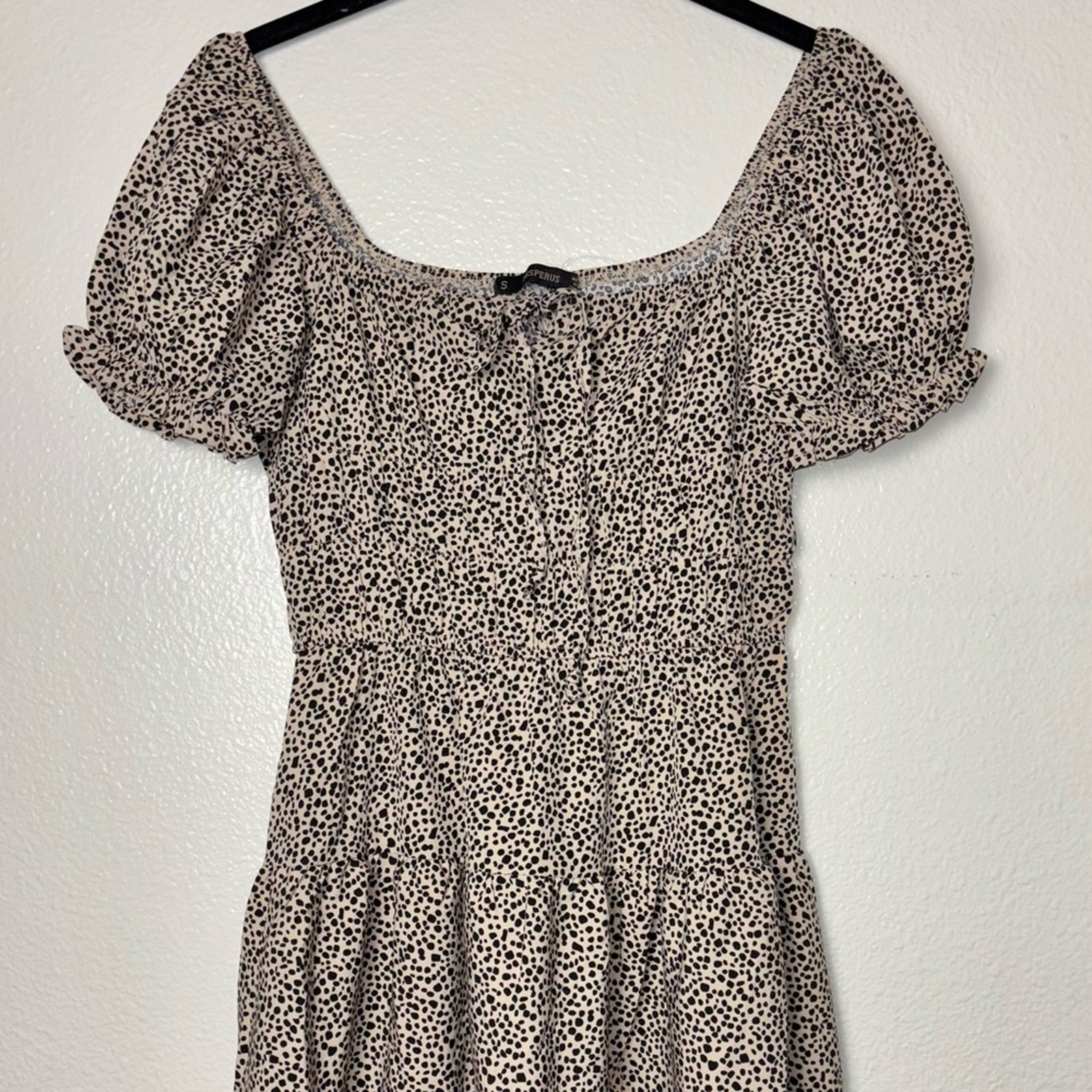 Hesperus mini tiered dress square neck short sleeves Woman’s small tan, black