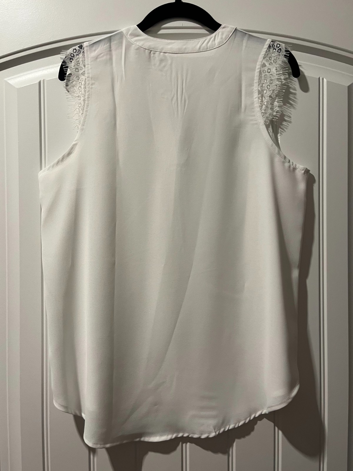 Chico’s Ivory Sleeveless Blouse Lace Cap Sleeve Split Neck Top, Medium Size