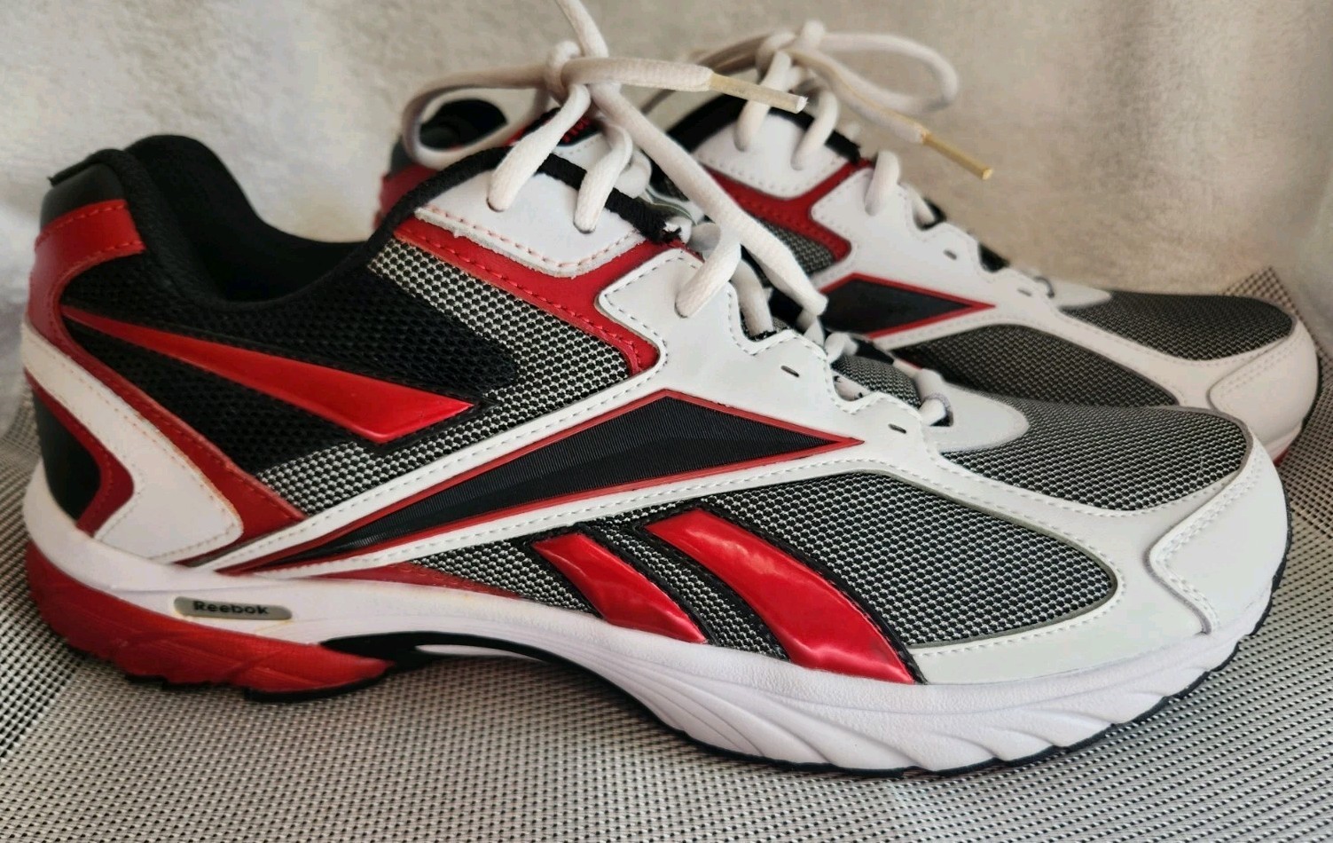 Reebok Men’s Size 10.5 ~ Reebok Sneakers Pheehan Run Leather Mesh Red Black