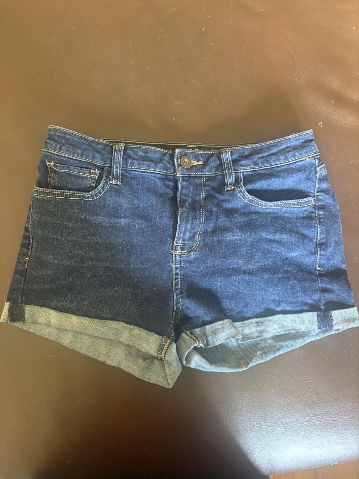 AriZona Jean Co Mid-Rise Medium Wash Blue Denim Cuffed Shorts Juniors 7