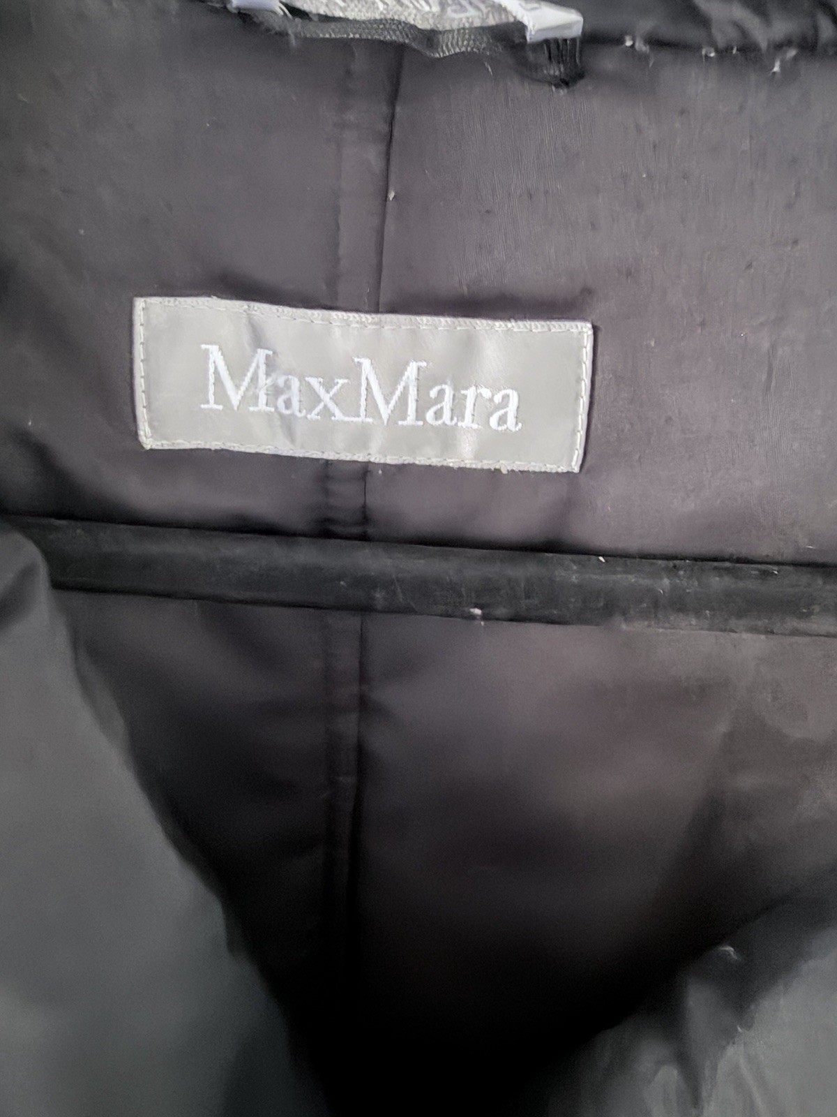 Max Mara quilted coat features a structured collar, IT42 VGC
