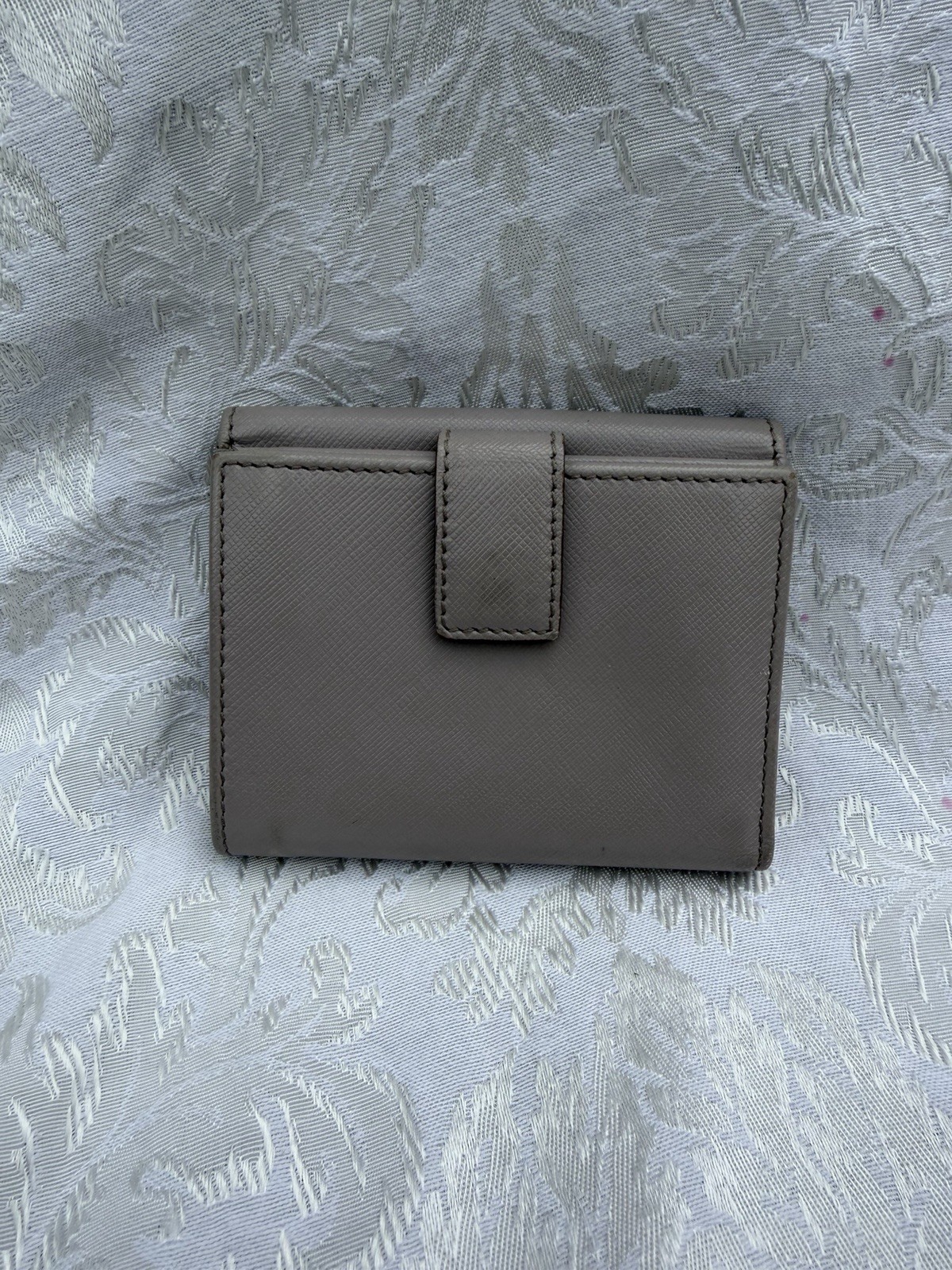 Salvatore Ferragamo Vara Bow Compact Wallet – Gray Leather