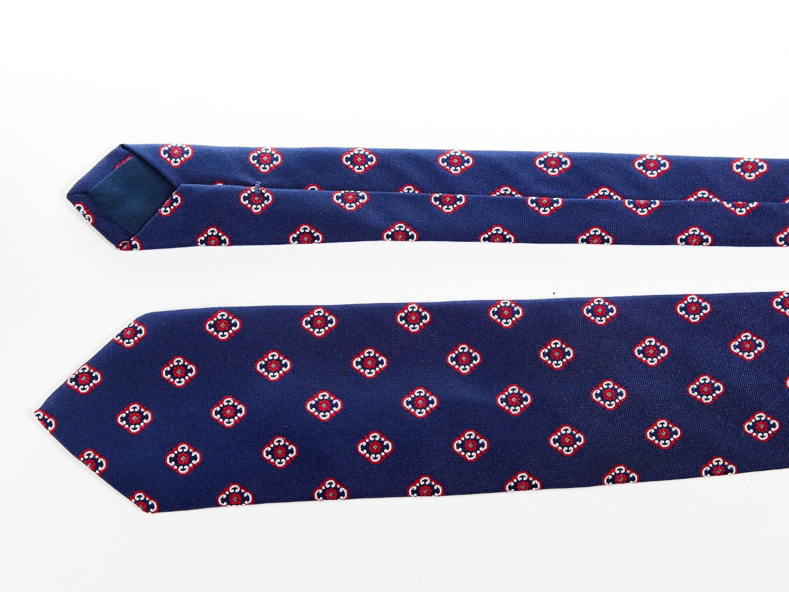 BIGI CRAVATTE Men’s 100% Silk Tie BLUE w/ RED MEDALLIONS 59″ x 3.25″ USED T22