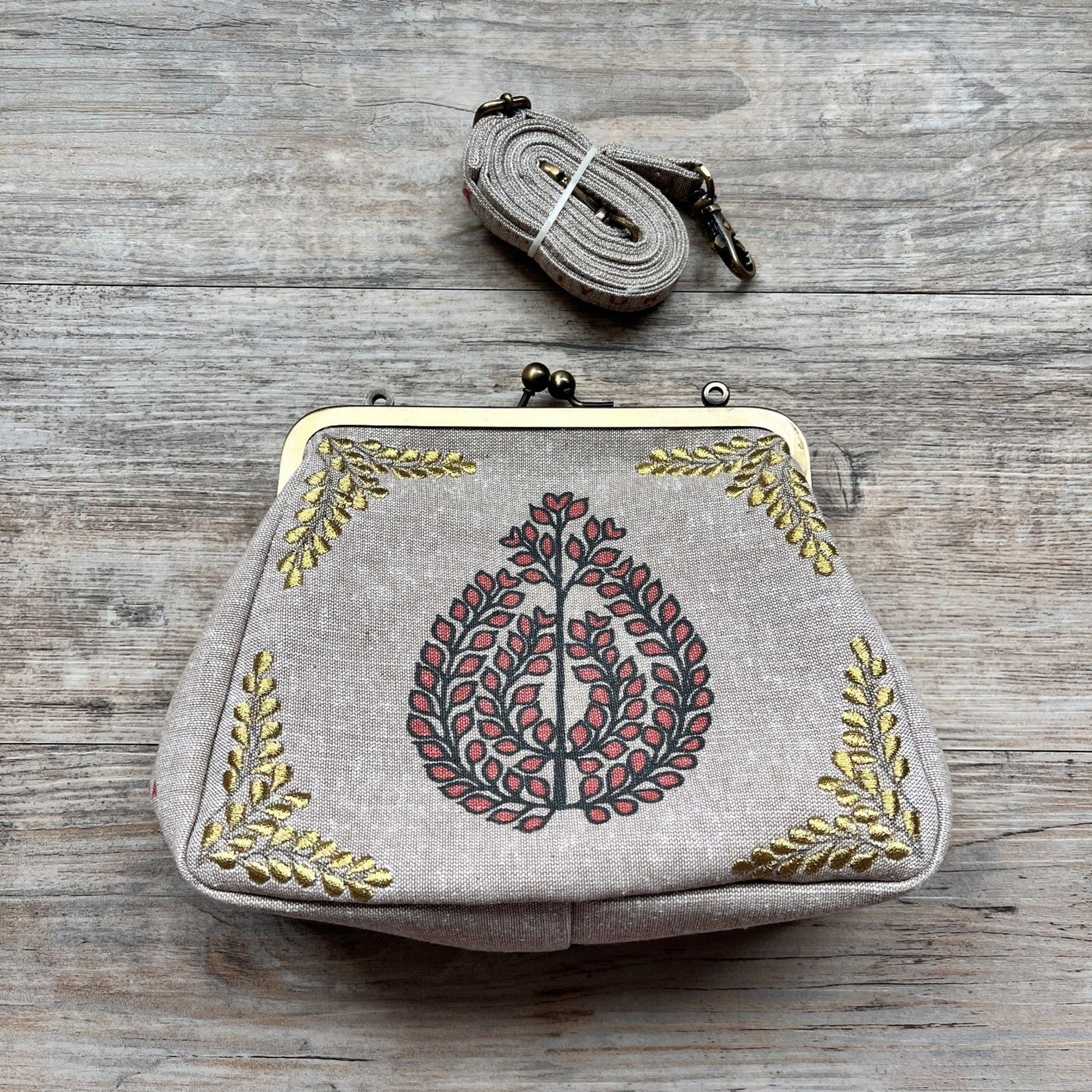 Iyura Glow-rious Crossbody Clutch Canvas Kiss Lock Bag Removable Strap Boho NWT