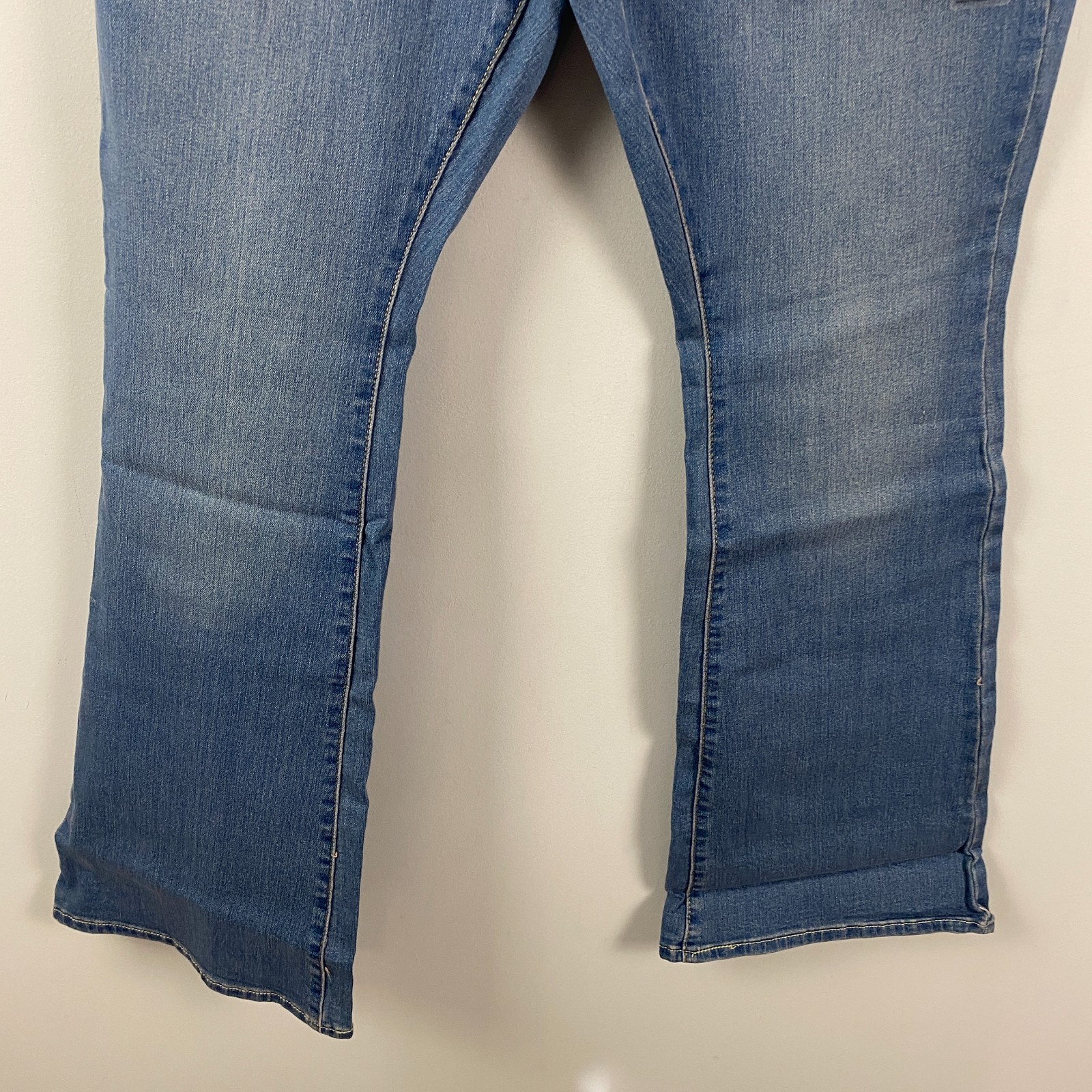 Levi’s 726 Flare Jeans High Rise Womens 33 x 32 Stretch Medium Wash